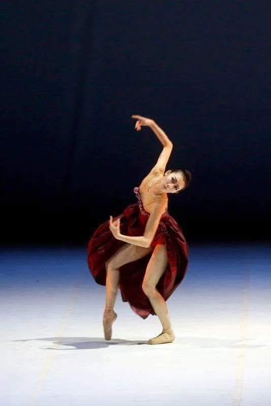 Image d'une femme qui danse sur scene