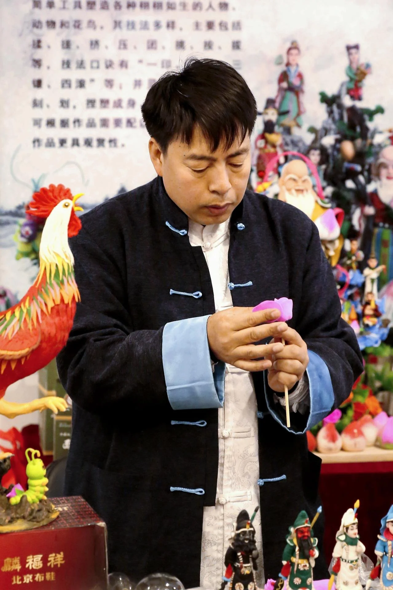 Image d'un homme créant une fleur en sculpture en pâte de Jinzhou