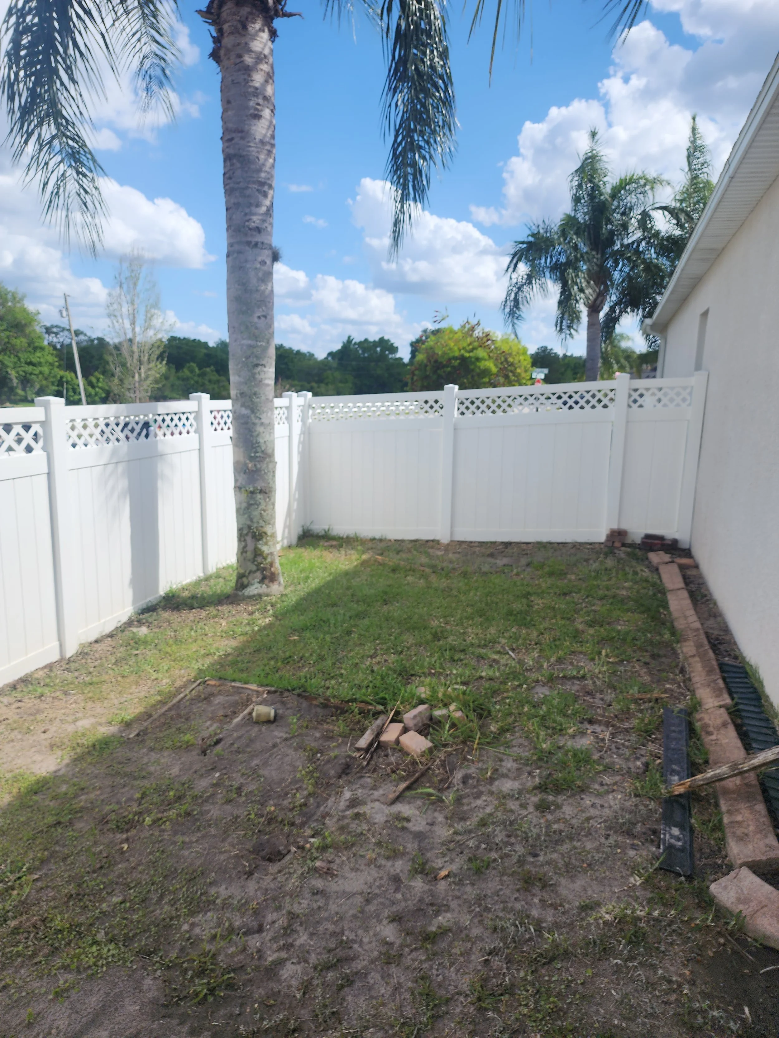 St Petersburg vinyl fence cleaning after