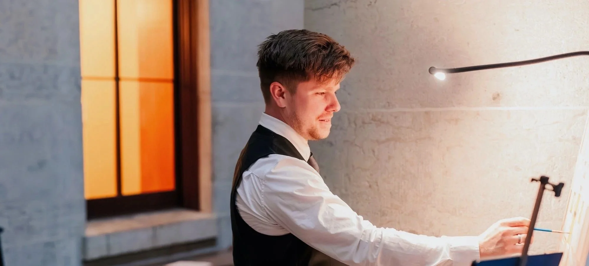 Live wedding painter painting live at a wedding reception