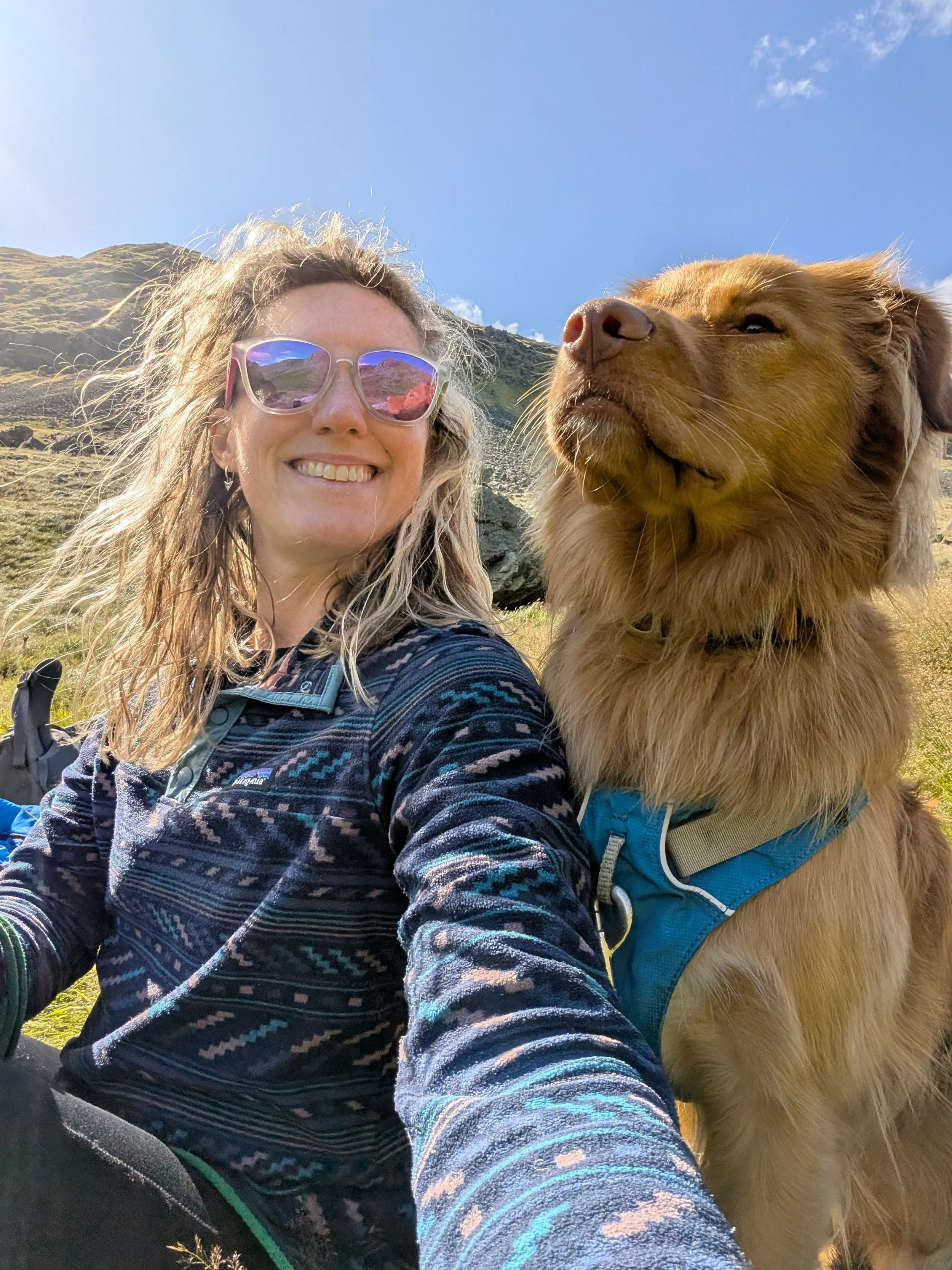 Kirsten, flüf's editor, with her dog in the mountains