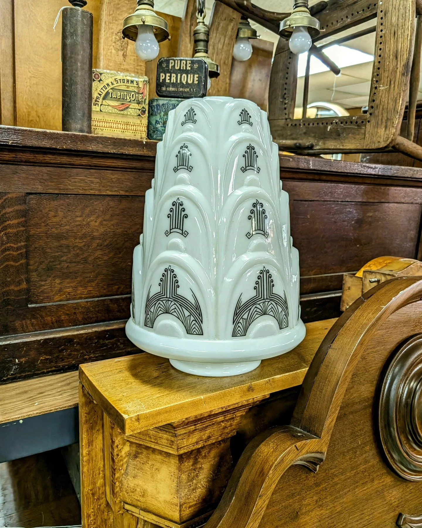 Skyscraper Globe. Strong art deco vibes. 16 inches tall. Available now at the warehouse.

#skyscrapershade #skyscraperglobe #artdeco #lighting #vintagelighting #lamp #lampshade #lightfixture #salvage #architecture #architecturalsalvage #preservation 