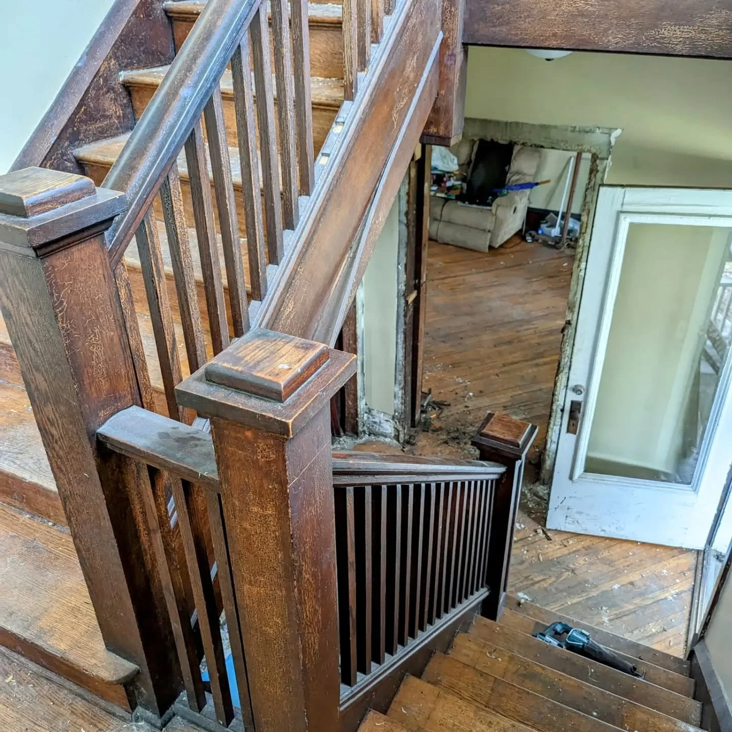 It's a whole dang oak staircase!

(Missing two spindles)

Available for purchase at our warehouse.

#stairs #vintagestairs #vintage #architecture #architecturalsalvage #salvage #restoration #preservation #oldhouse #oldhouselove