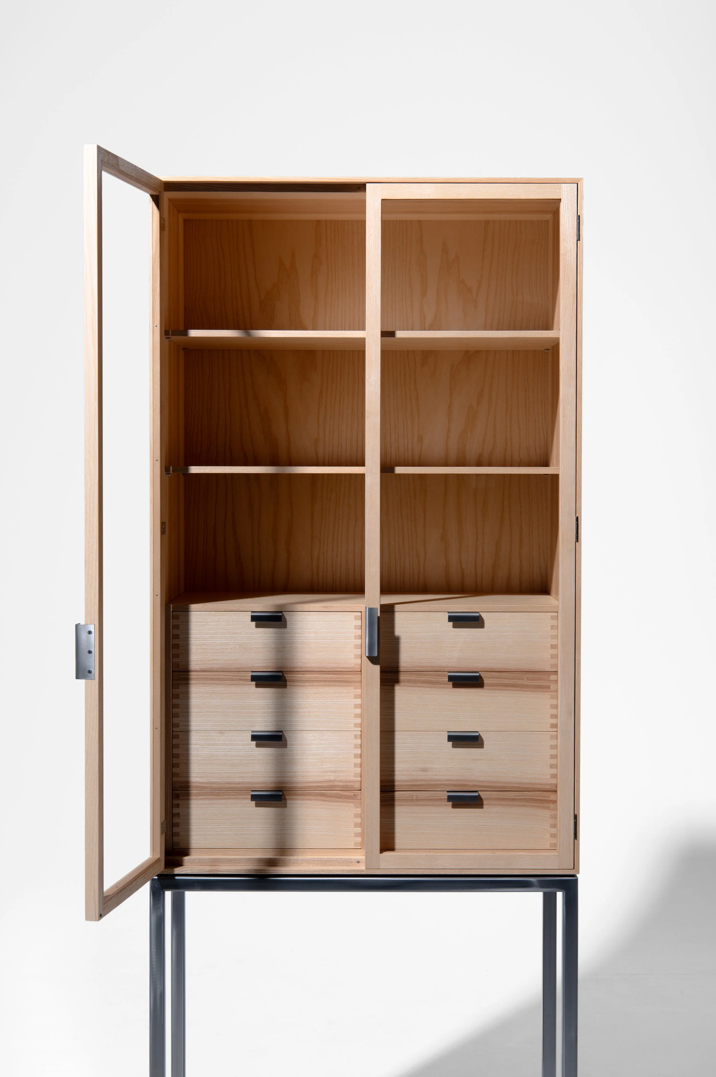 Ein offener Holzschrank mit vier Schubladen und mehreren Regalbflächen, auf einem weißen Hintergrund.