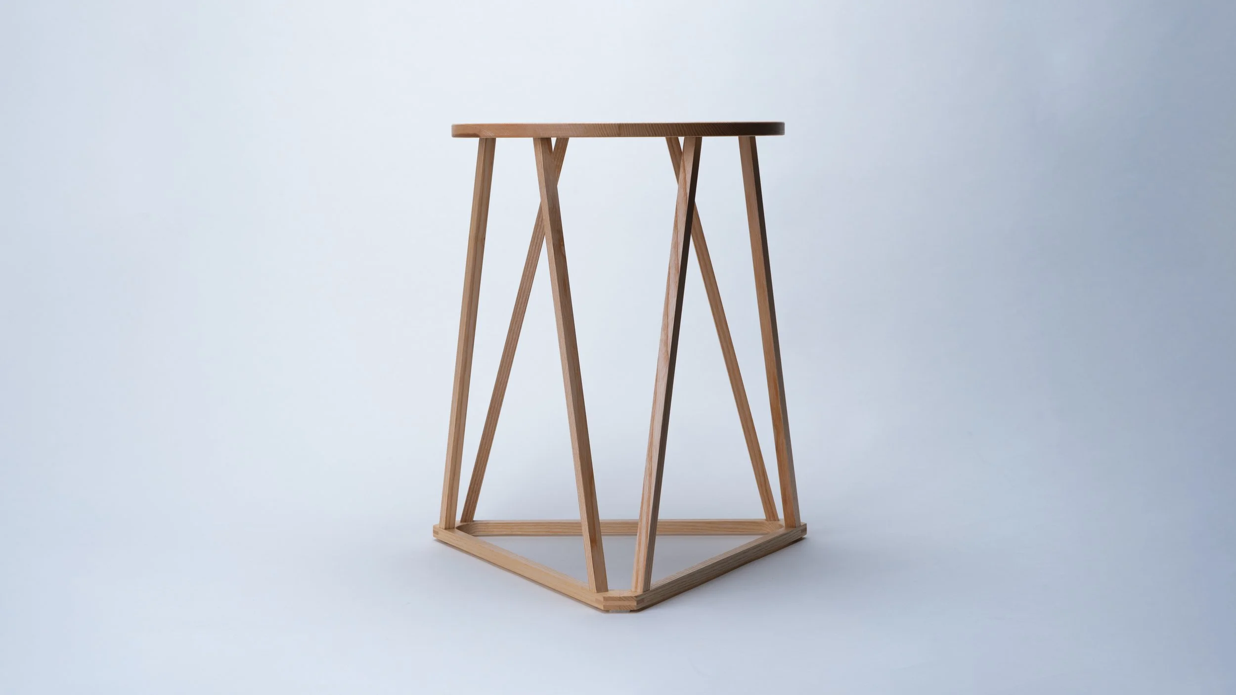 Holztisch mit offener Rahmenkonstruktion auf weißem Hintergrund.