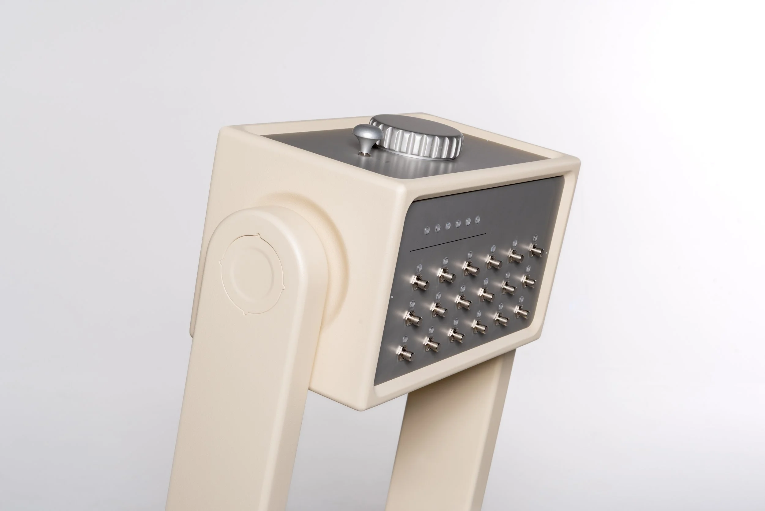 Küchequipment mit mehreren Knöpfen und Reglern, vermutlich ein Küchengerät oder -werkzeug, auf einem weißen Hintergrund.