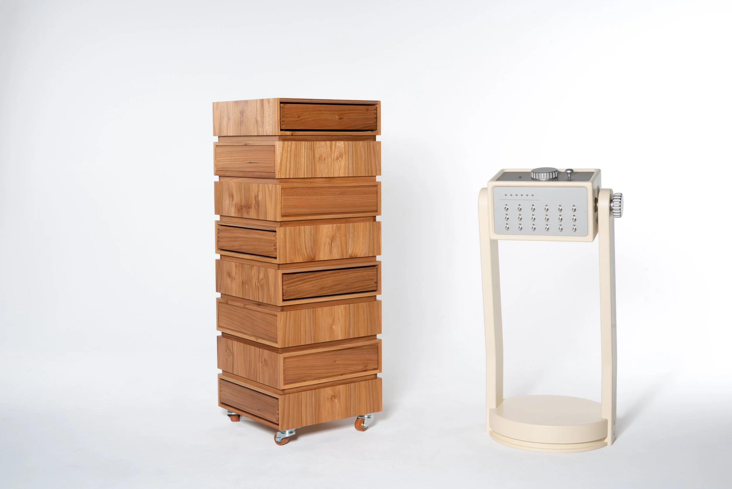 Ein Holzschrank auf Rollen neben einem medizinischen Gerät auf einem weißen Hintergrund.