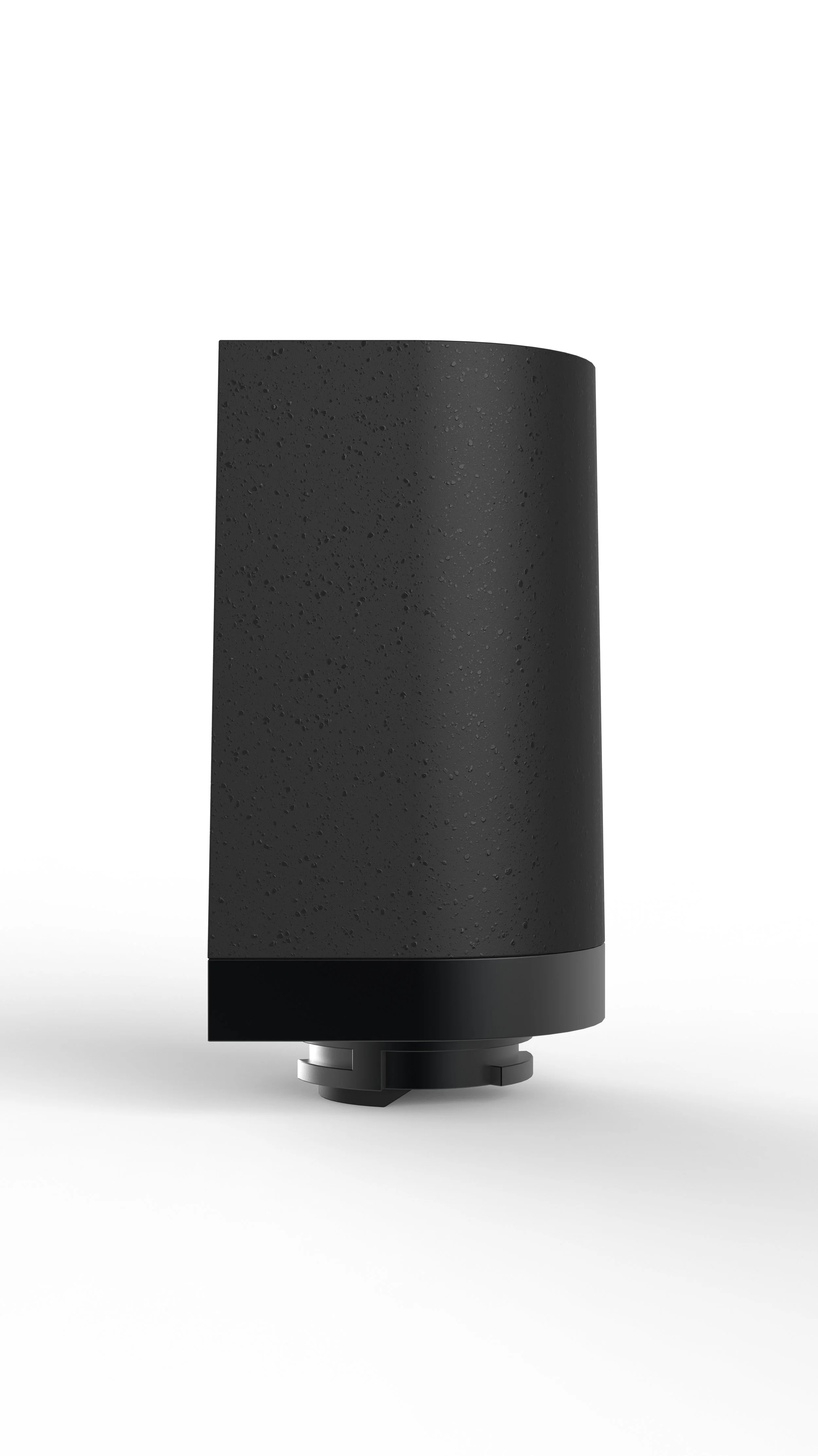 Schwarzer Lautsprecher mit Textur auf weißem Hintergrund.