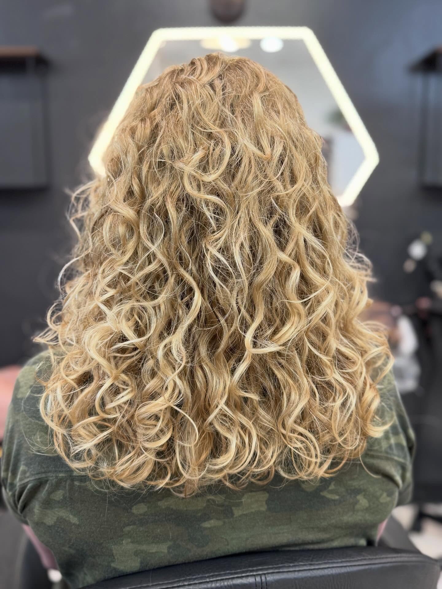 AFTER ➡️ (but don&rsquo;t skip the before 👀)

This transformation was all about the right products + technique ✨

Featuring our NEW Color Wow favorites 🤍

Transformation by @shearbtyhair 💫

Swipe to see what we used + why your curls will love it
.