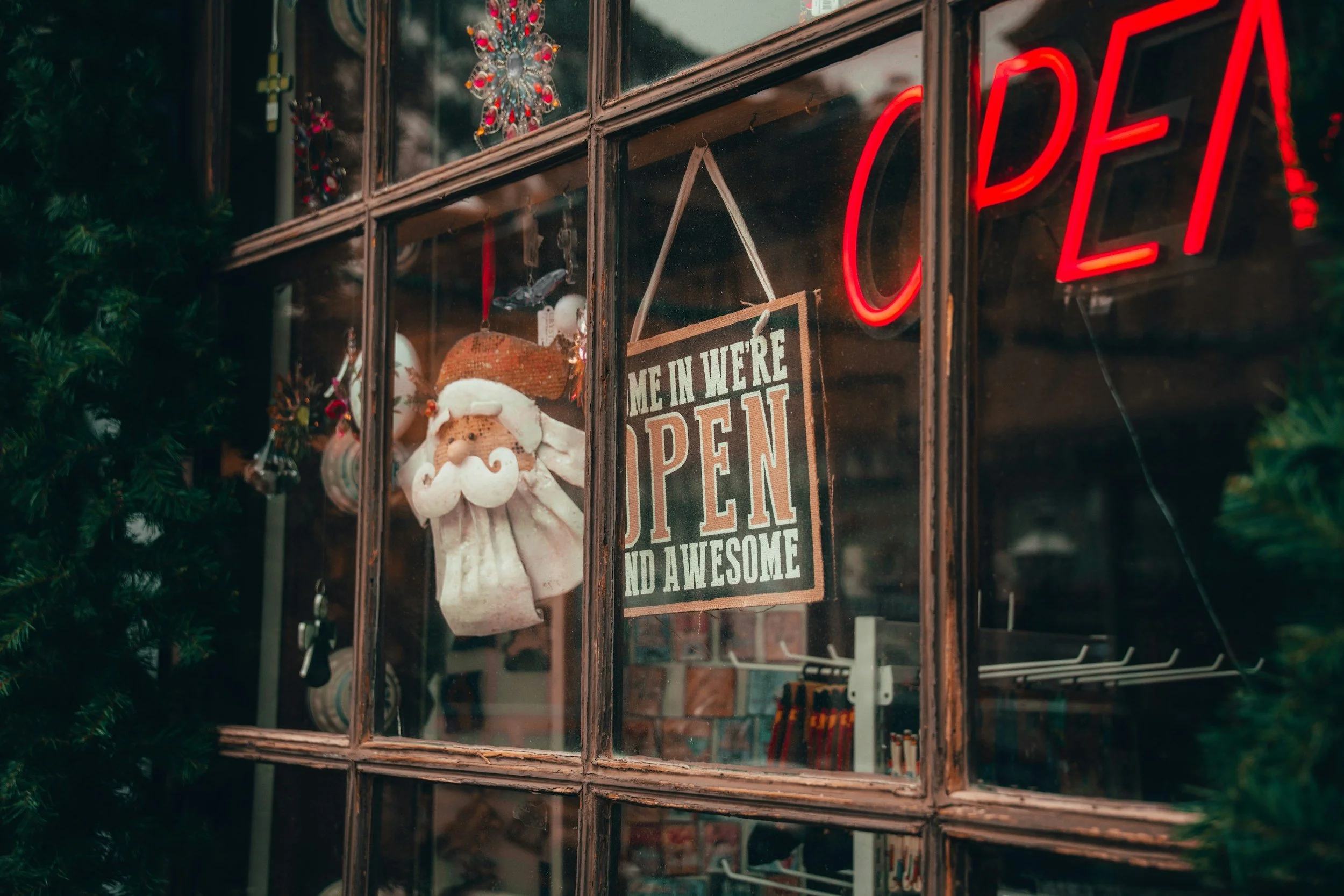 Your Holiday Social Media Plan: What Local Businesses Should Post From Now Through New Year’s