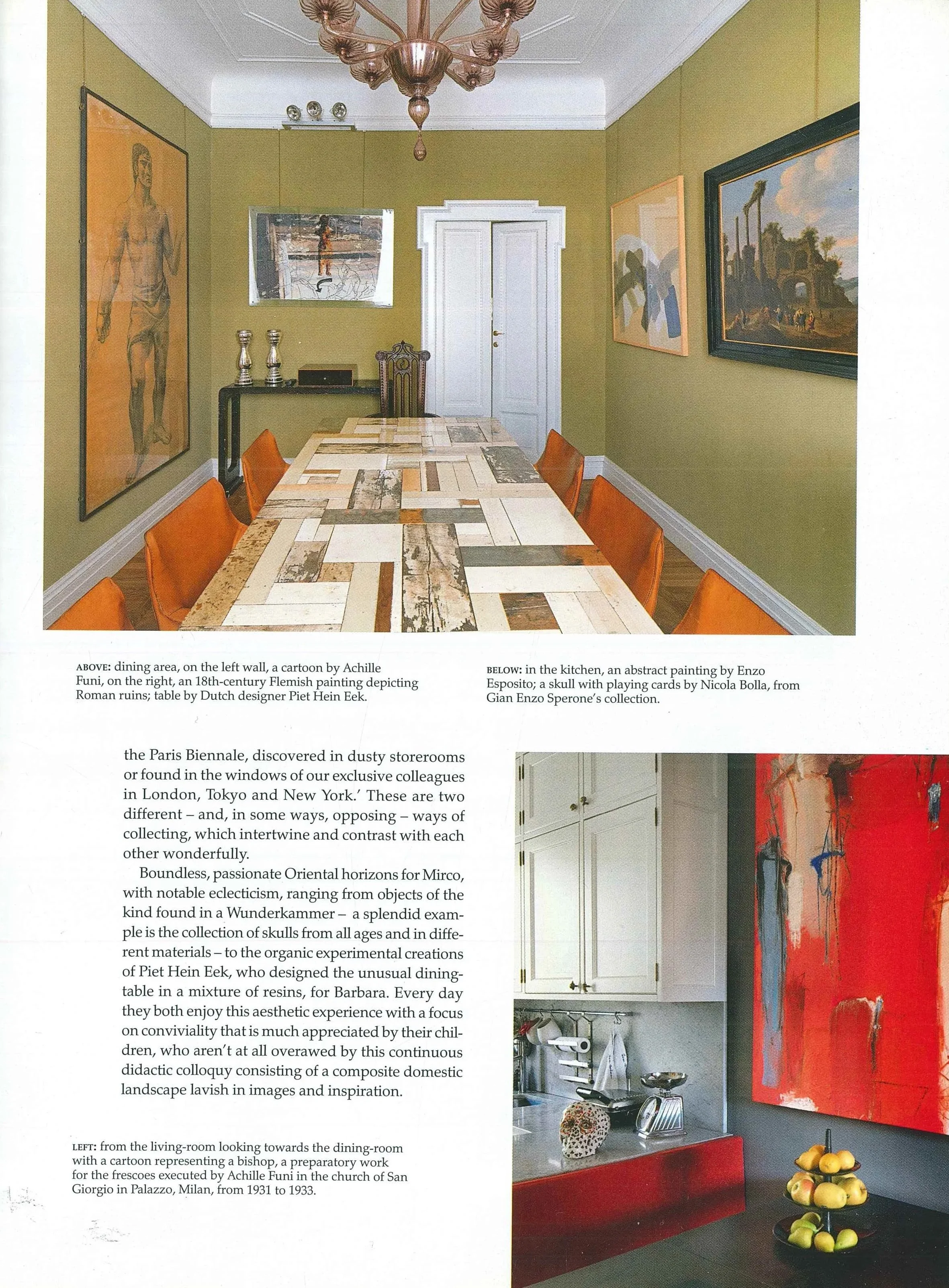 Sala da pranzo con pareti verde oliva, quadro e specchio, tavolo con piastrelle e sedie arancioni, lampadario di metallo, porte bianche, con opere d'arte e decorazioni.