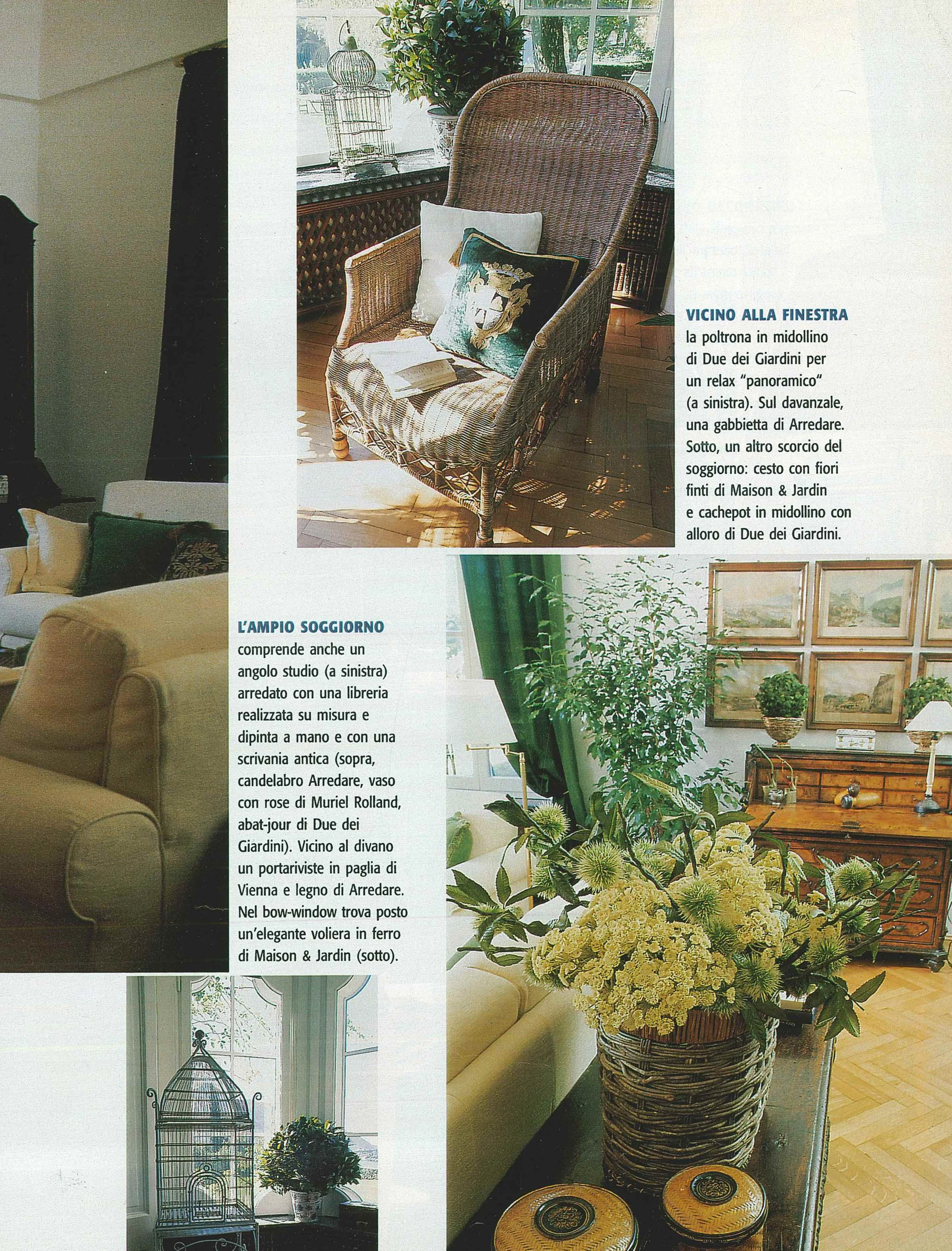 Interni di una casa con poltrone e decorazioni floreali, tra cui una grande pianta e un mazzo di fiori in un vaso.