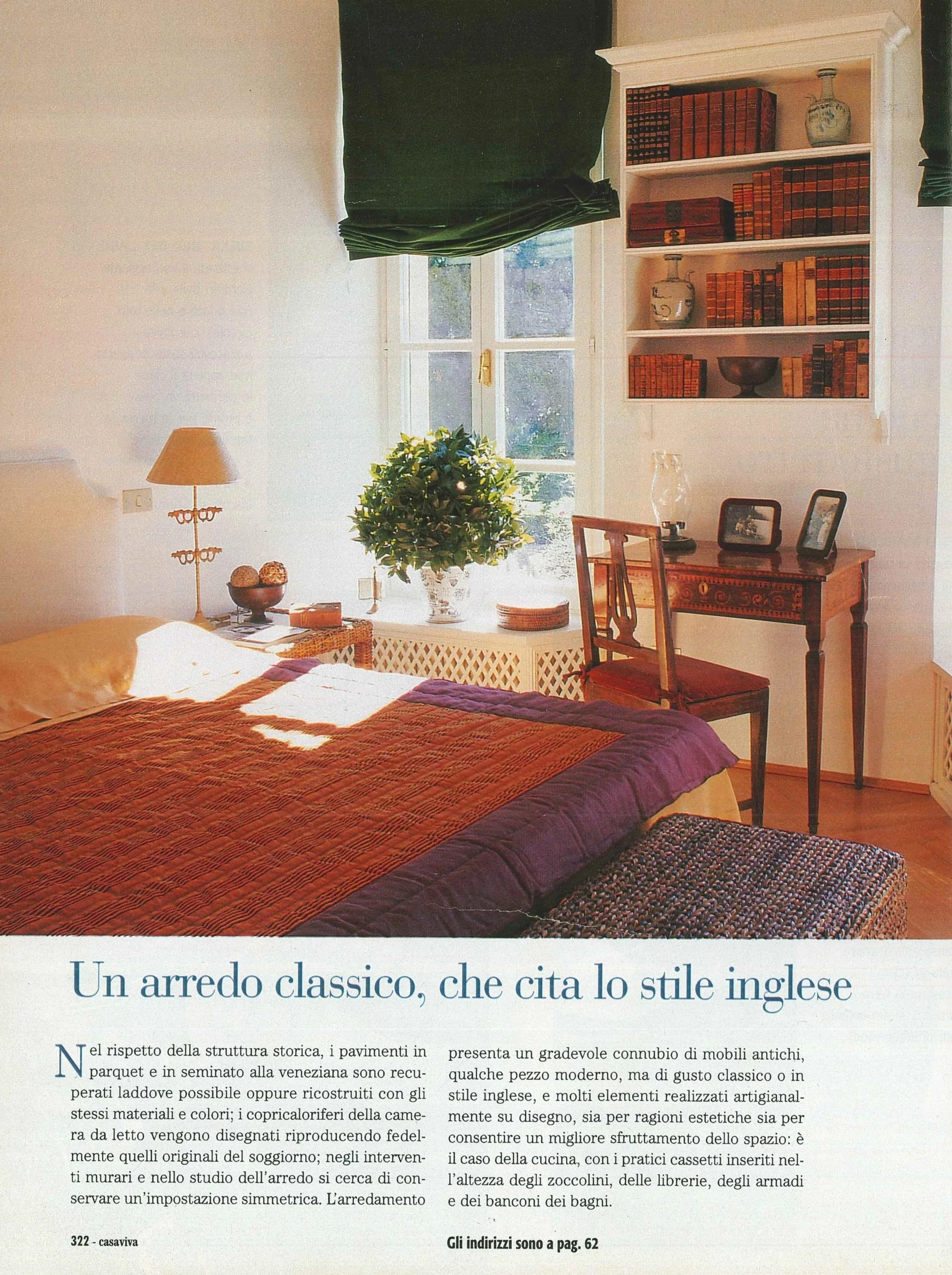 Interno di una camera da letto con letto, finestra, libreria, scrivania, sedia, lampada e decorazioni.