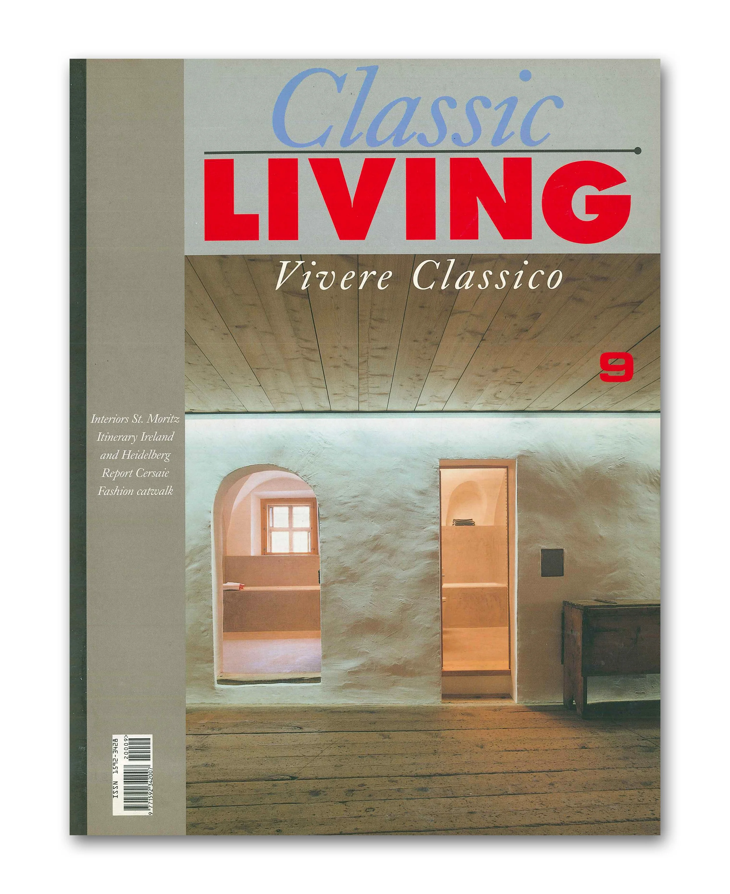 Copertina di una rivista intitolata 'Classical Living'. La copertina mostra un interno con pareti in pietra bianca, un soffitto in legno e una finestra che lascia entrare la luce naturale, con arredi minimalisti.