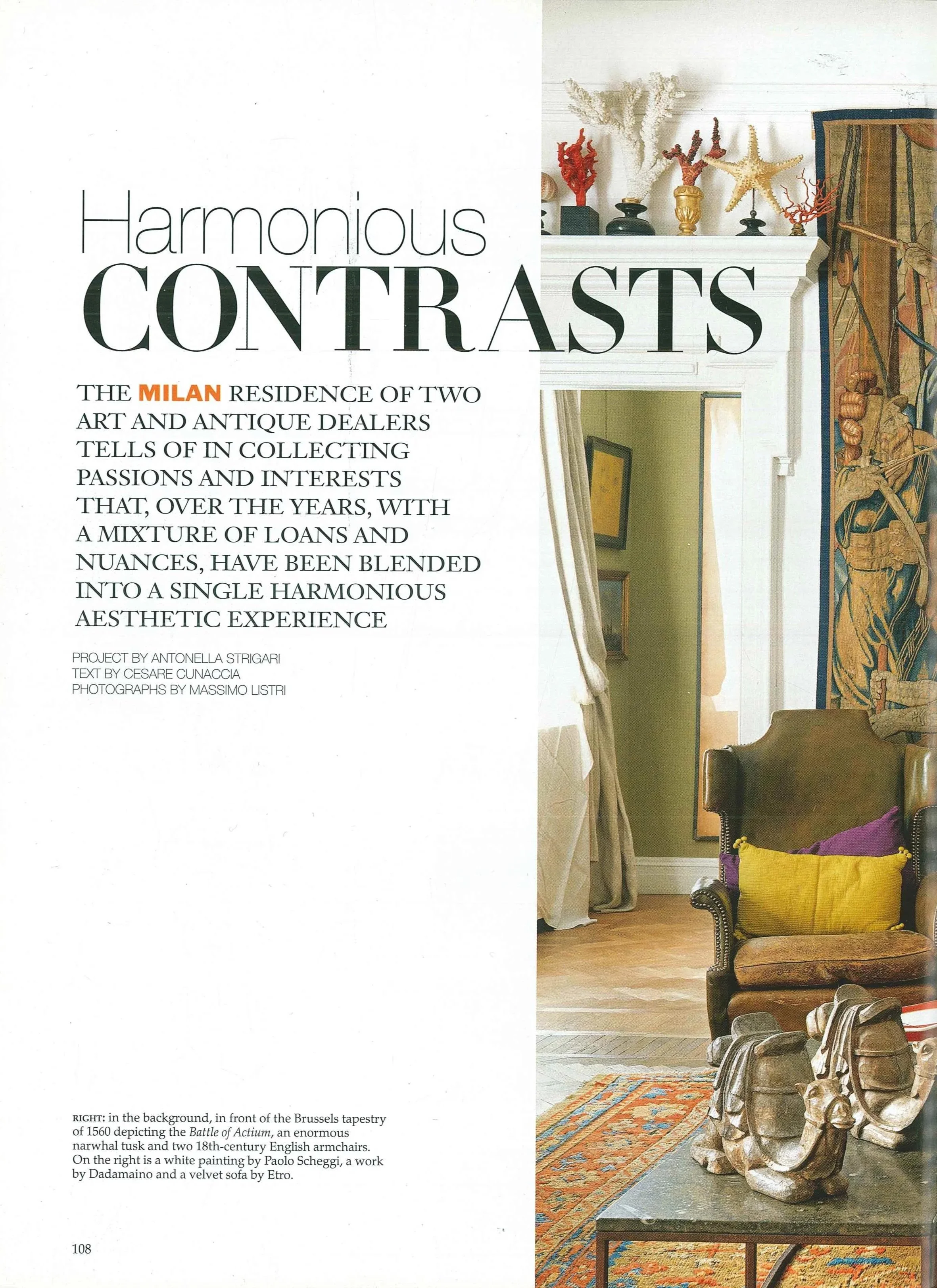 Interno di una stanza con pareti verdi, archi e decorazioni artistiche vintage, con un angolo di un divano con cuscini colorati e una statua in legno artistica.