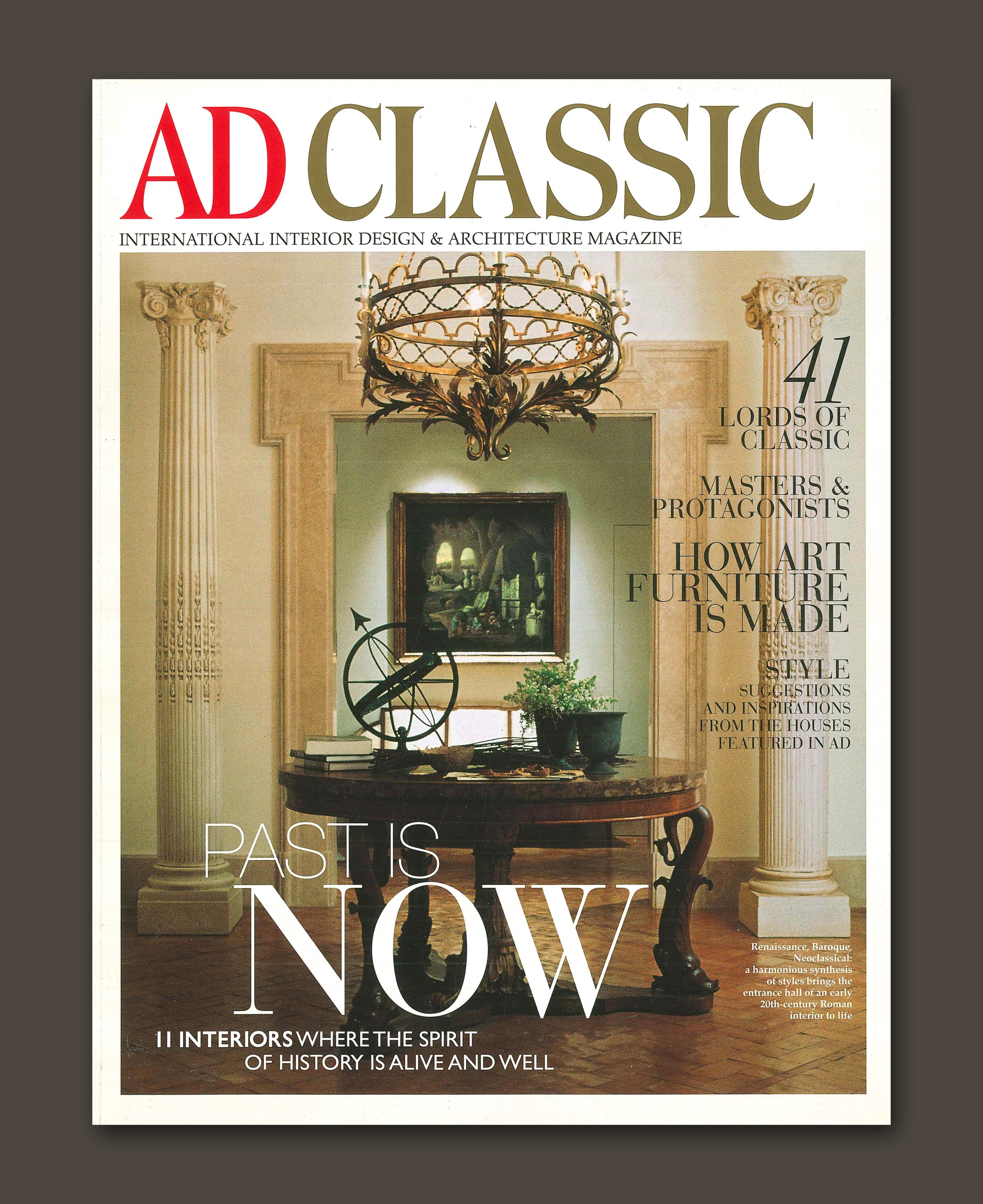 Copertina di una rivista intitolata 'AD Classic', dedicata al design di interni e architettura, con un'immagine di un interno elegante con colonne, un lampadario decorativo, un tavolo di legno con vari oggetti e un quadro alle spalle.