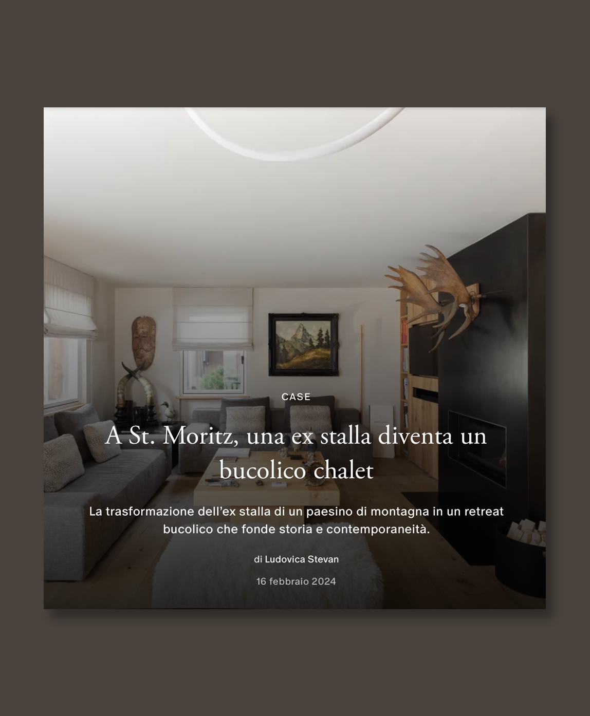 Interno di una casa con divani grigi, un televisore, decorazioni montane e un quadro di una montagna, in stile rustico e contemporaneo.