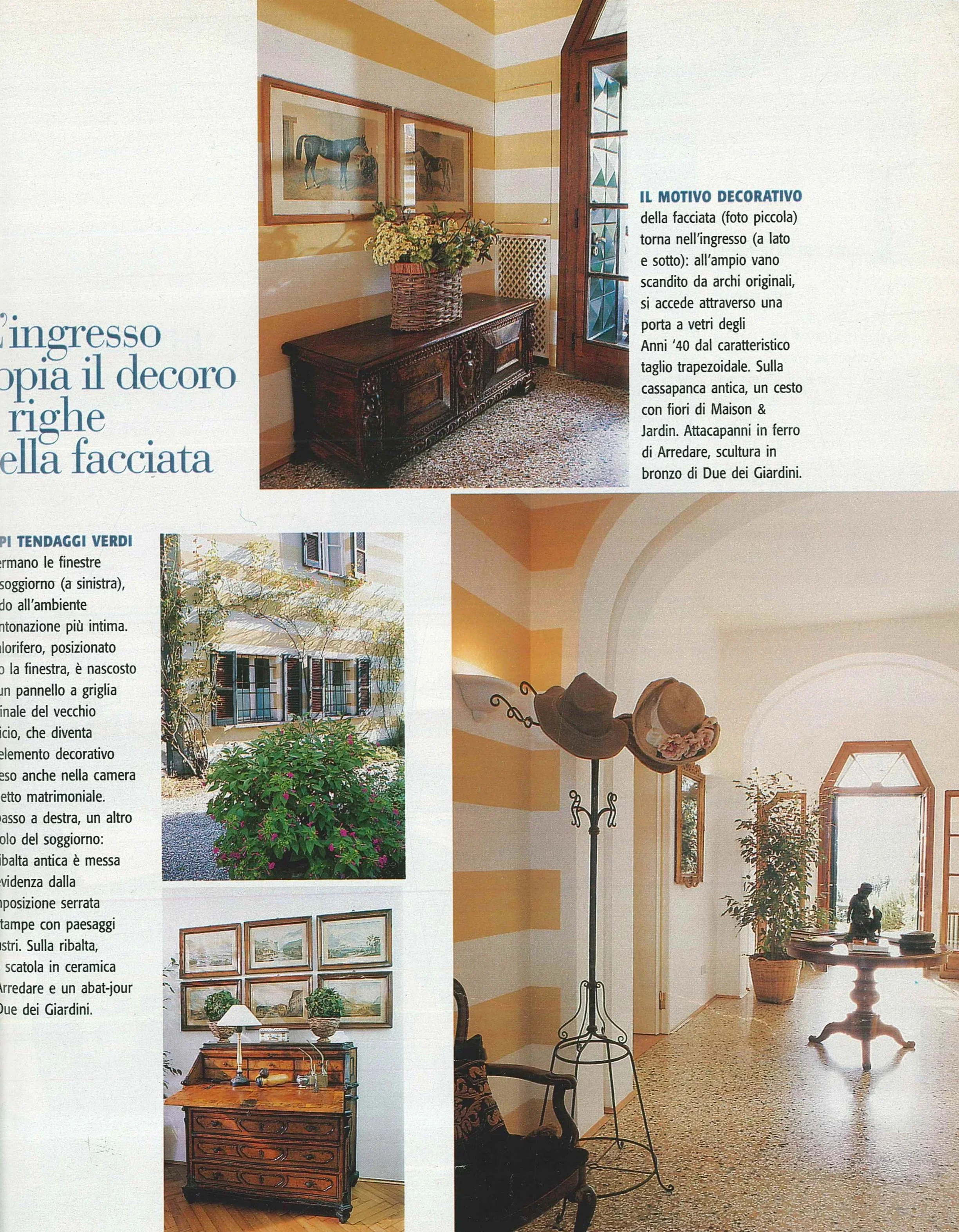 Immagini di interni di una casa, con un ingresso decorato con un mobile antico in legno scuro, un vaso di fiori e quadri alle pareti, ingresso con porta vetrata. Un corridoio spazioso, con pareti a righe gialle e bianche, e vari elementi decorativi come cappelli e quadri.