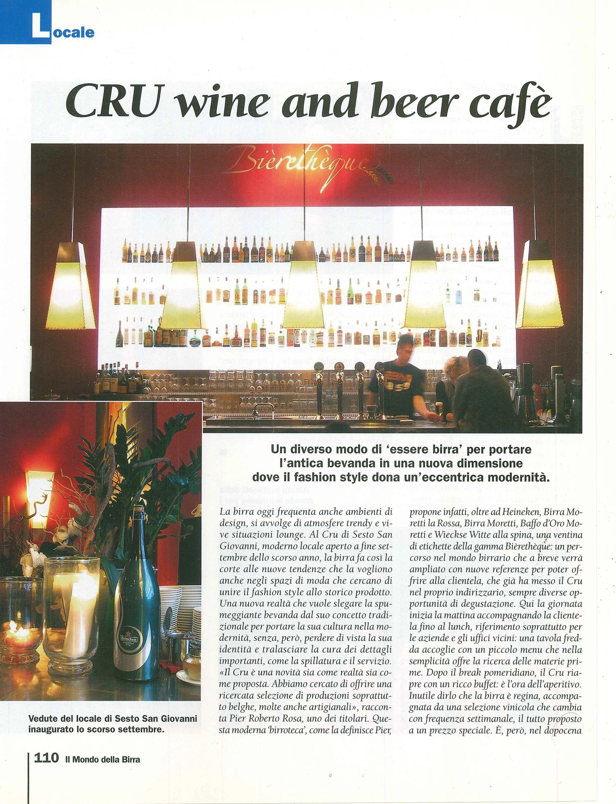 Interno di un bar con scaffali di bottiglie di liquori, luci soffuse, tavolini con candele, persone che si godono l'atmosfera del locale.