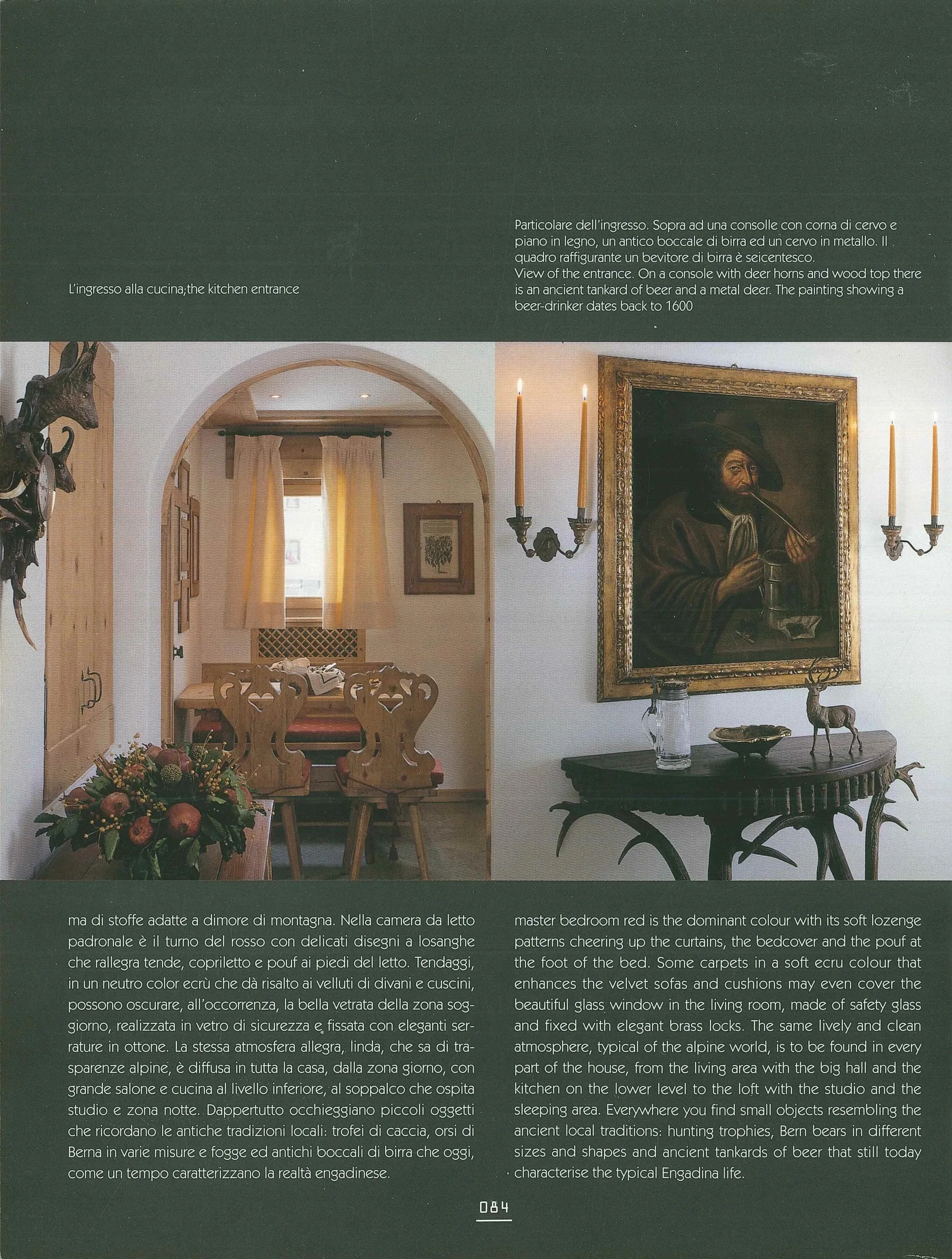 Interno di una stanza con pareti bianche, con quadro dipinto di un uomo con cappello, camino e scrigni in legno. Tavolo con sedie in legno intagliato, un vaso di fiori e decorazioni con oggetti antichi, lampade a muro con candele.