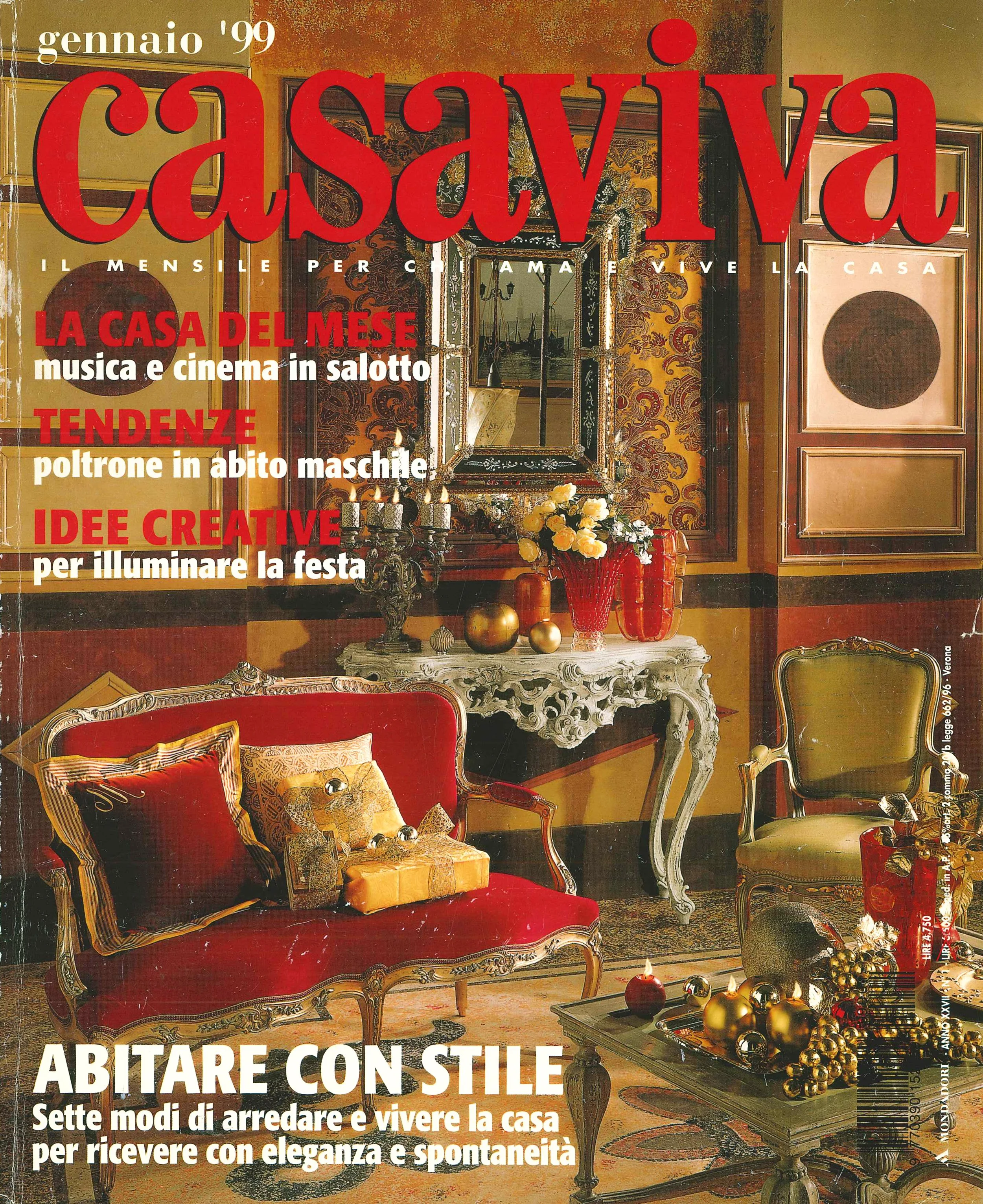 Interno di una casa decorata con mobili antichi e elementi natalizi, tra cui una divano rosso, una poltrona verde, un tavolino con decorazioni natalizie, e pareti decorate con quadri e specchi d'epoca.