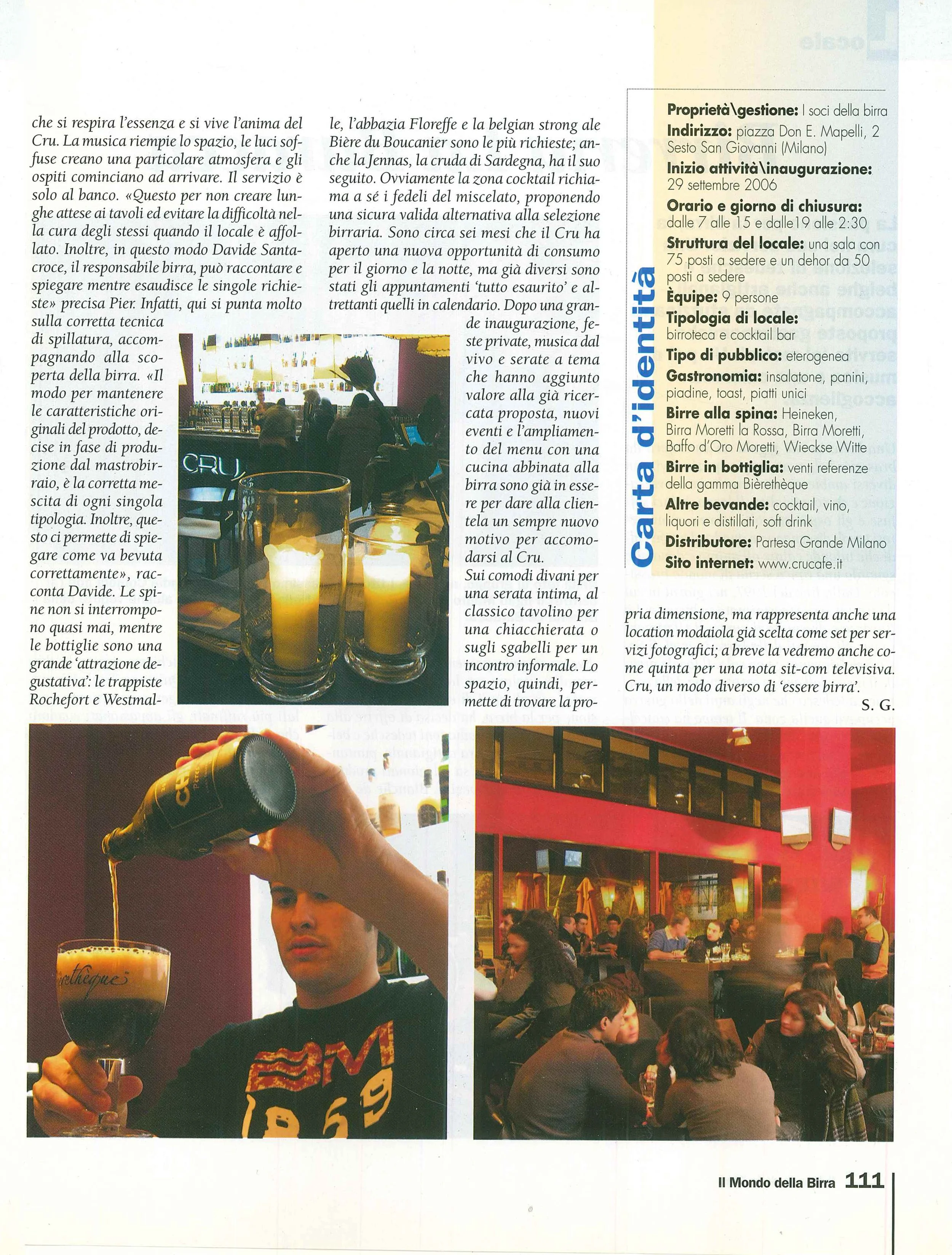 Immagine di un locale con clienti seduti ai tavoli, una persona che versa birra in un bicchiere e candele accese sul tavolo.