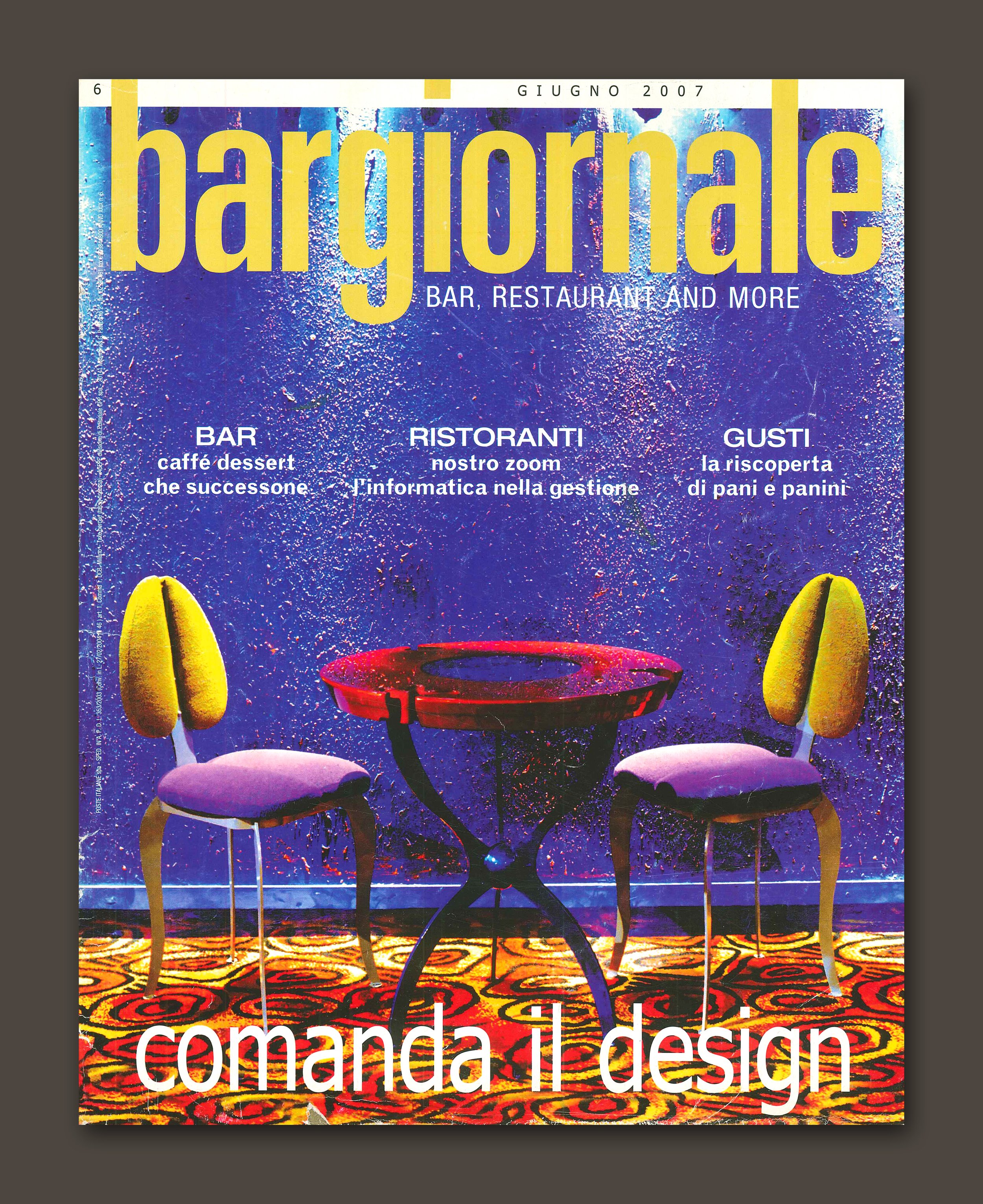 Copertina di una rivista intitolata "bar giornale" con data giugno 2007, mostra un tavolo e due sedie con schienali gialli, su un tappeto colorato con uno sfondo blu.