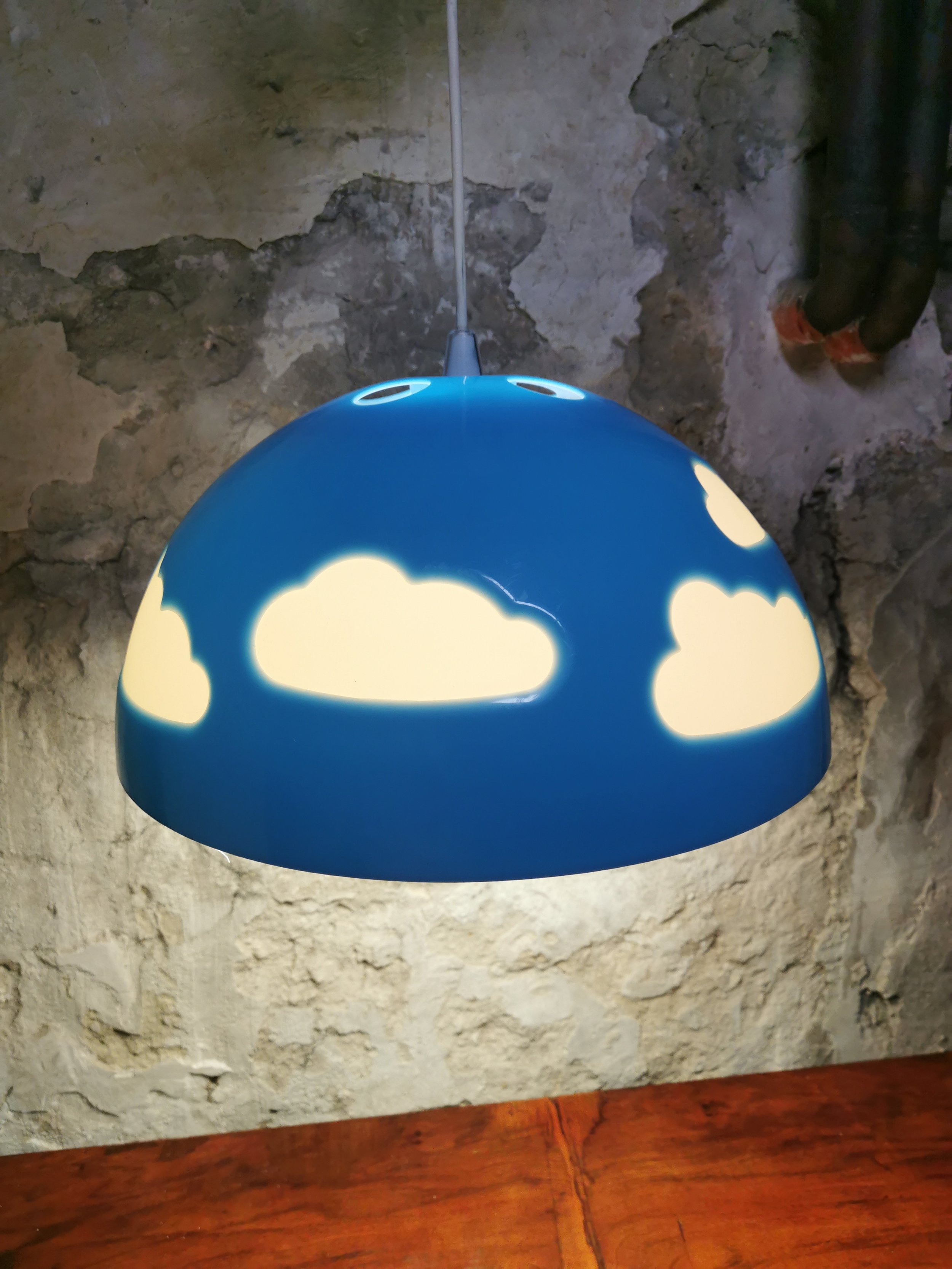 Suspension-vintage-bleue-nuages-luminaire-retro-pop-ikea.jpg