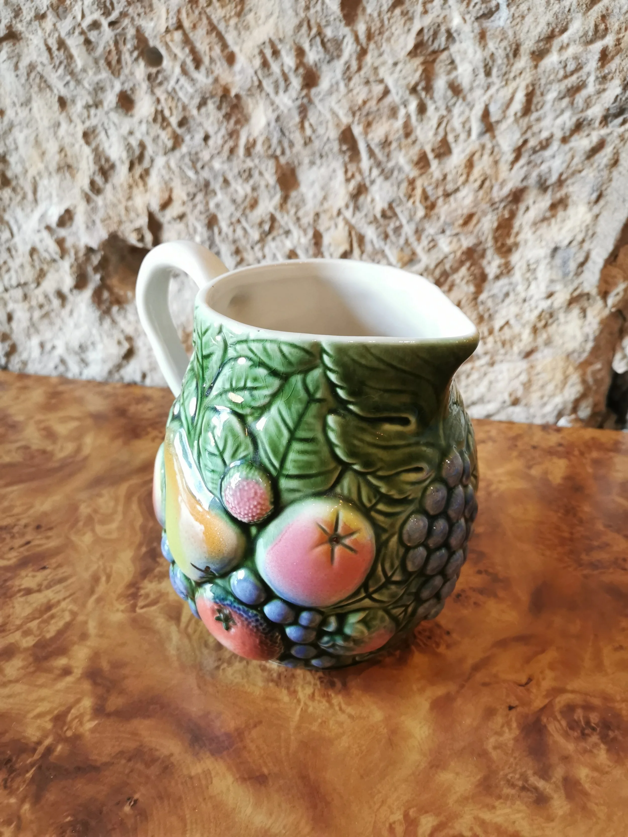pichet-vintage-ceramique-fruits-relief-barbotine.jpg