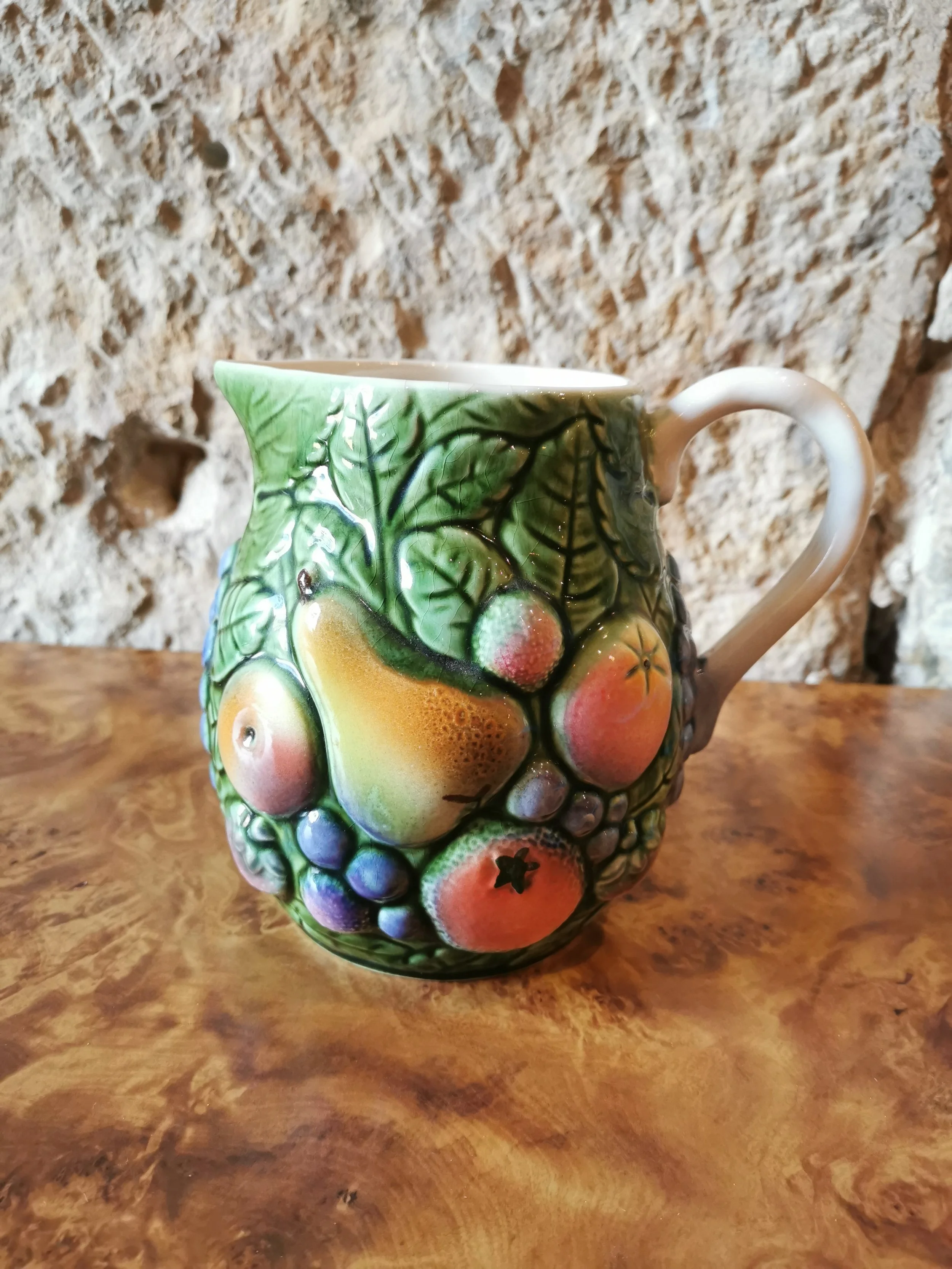 pichet-vintage-ceramique-fruits-relief-barbotine.jpg