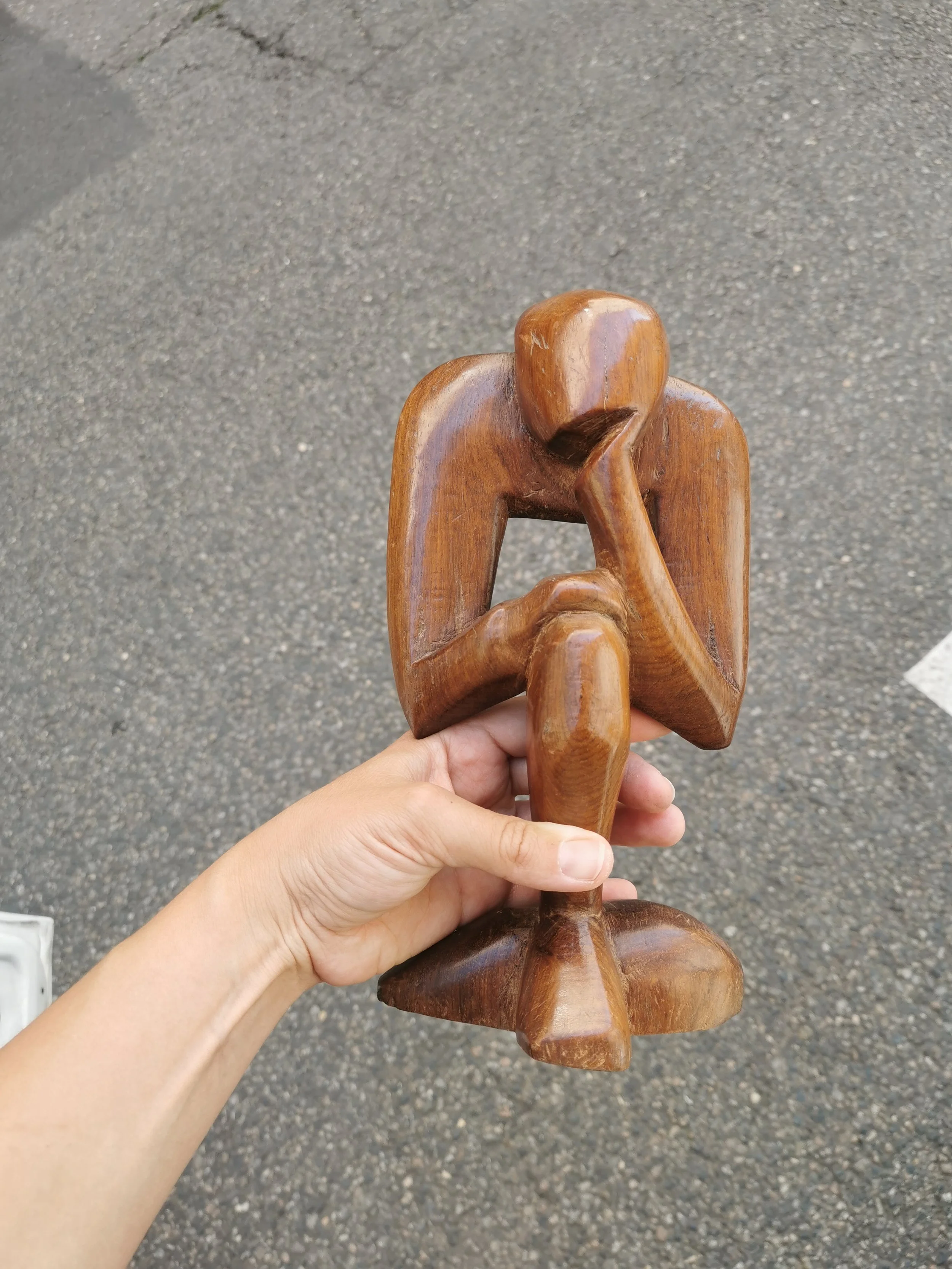 sculpture-bois-personnage-penseur-artisanale.jpg