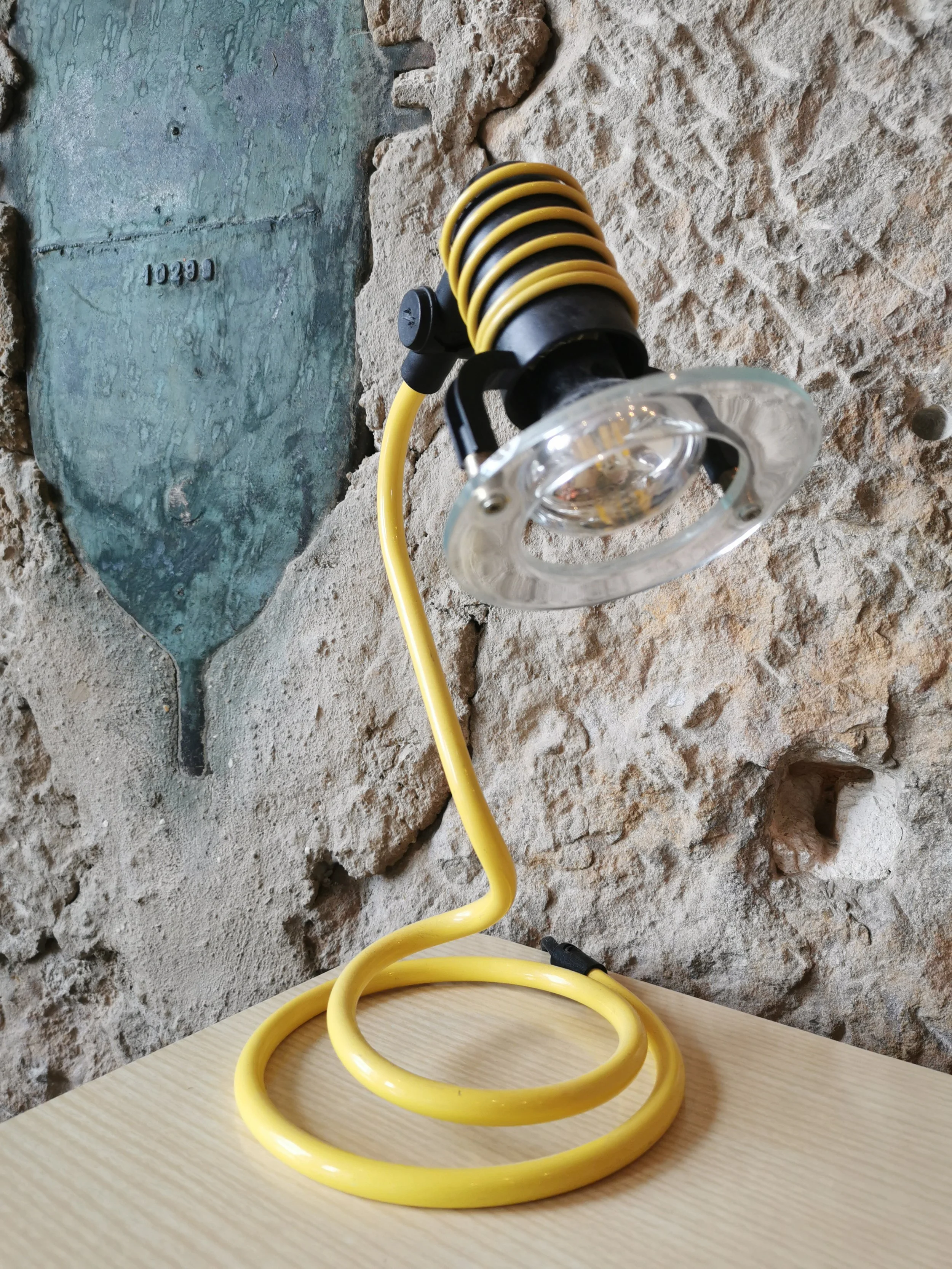 Lampe de bureau jaune en spirale