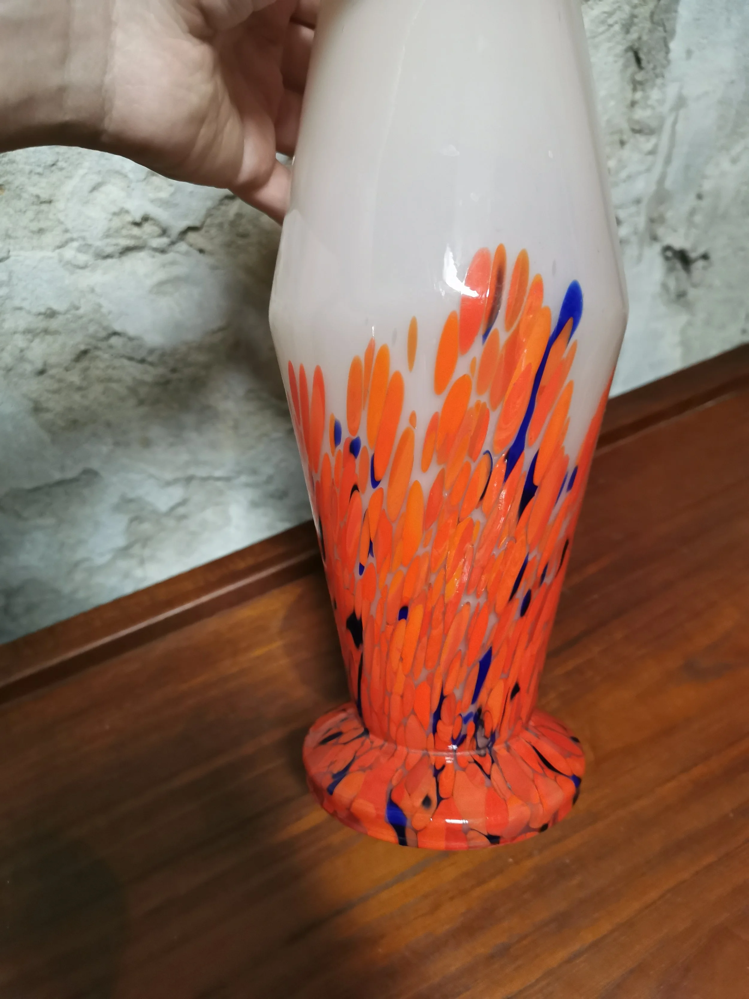 vase-verre-opalin-decor-rouge-bleu-artisanal.jpg