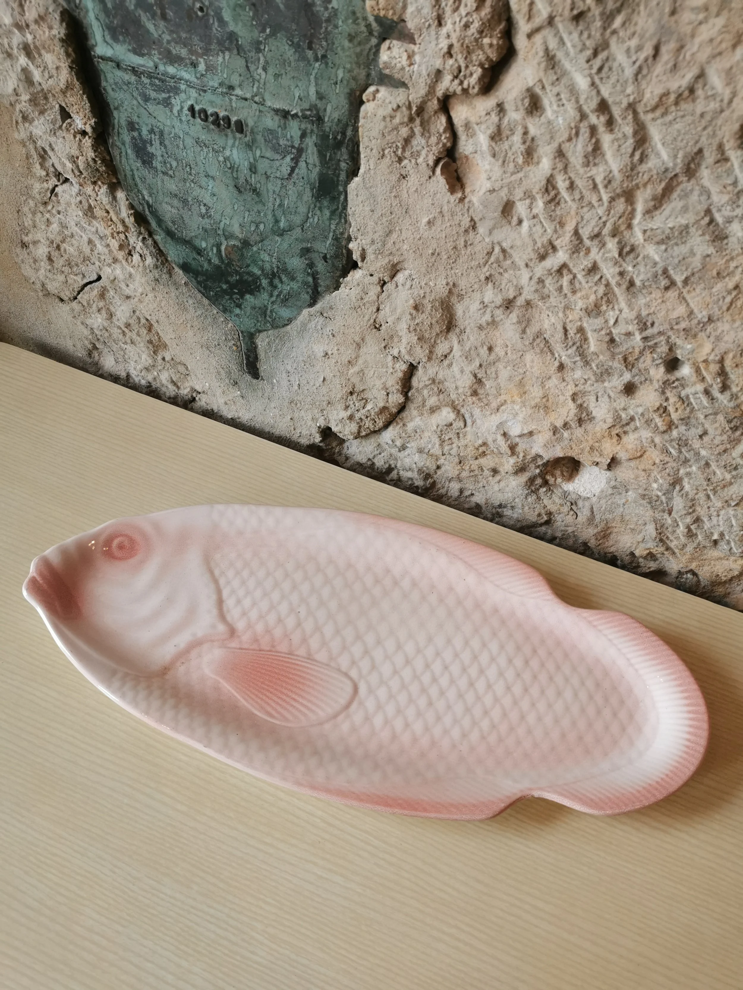 Plat poisson rose en céramique