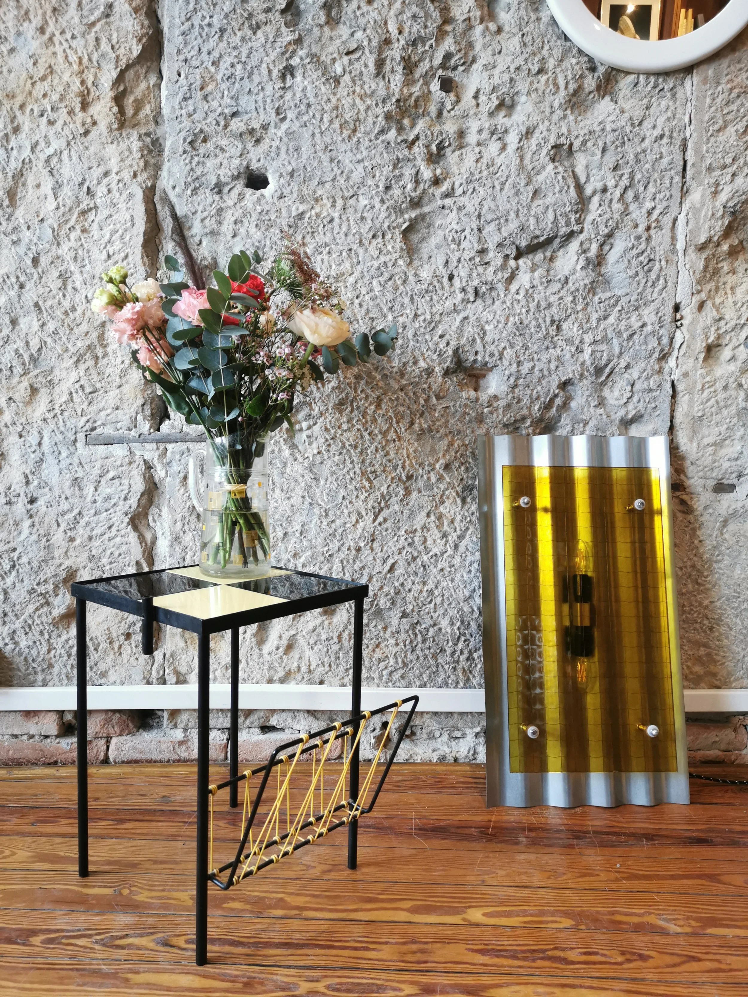 Sellette porte-revues en carreaux de céramique jaune et noire