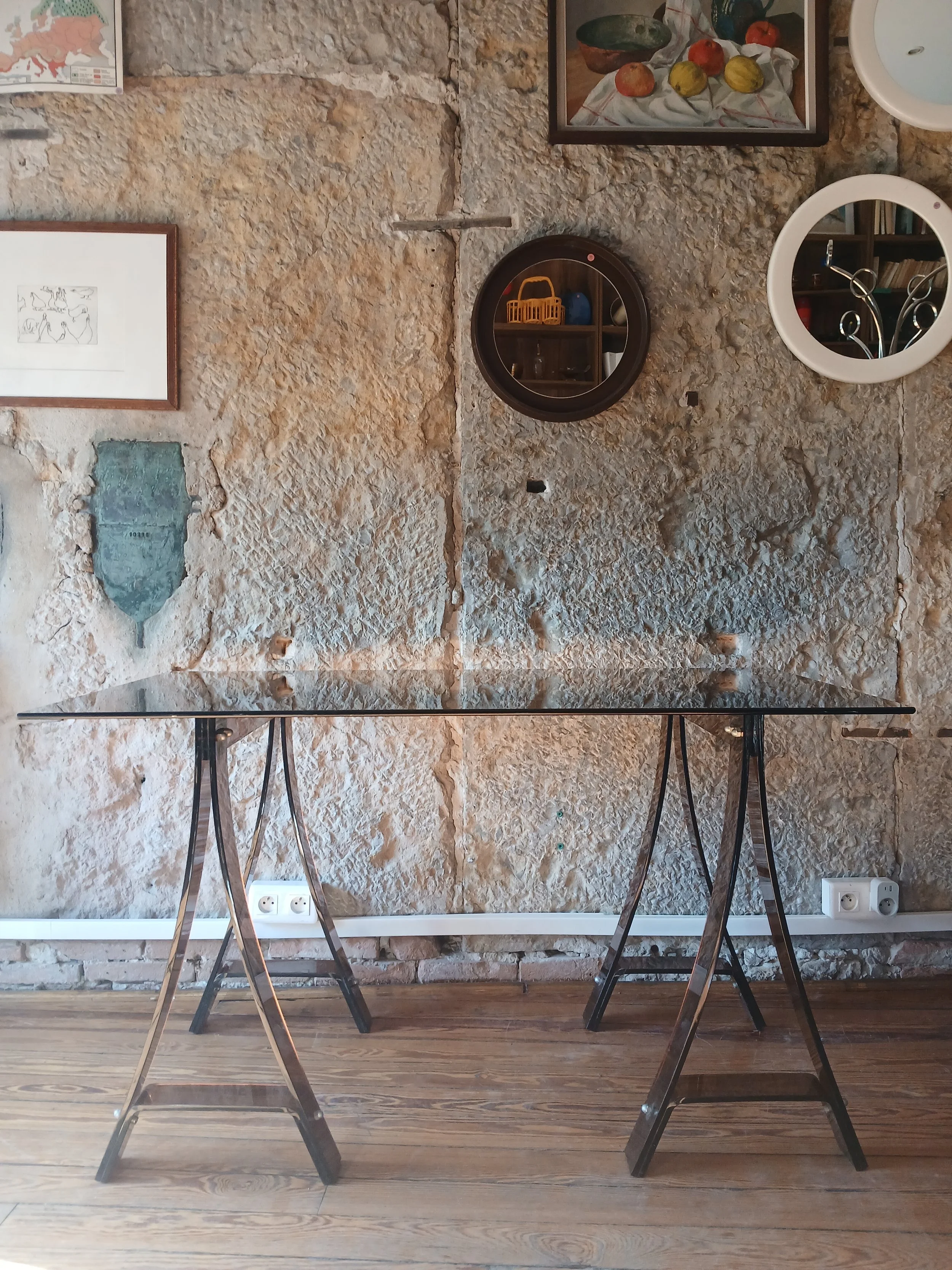 Table en verre fumé & tréteaux en altuglas Marcello Gacita & Pierre Tiberi