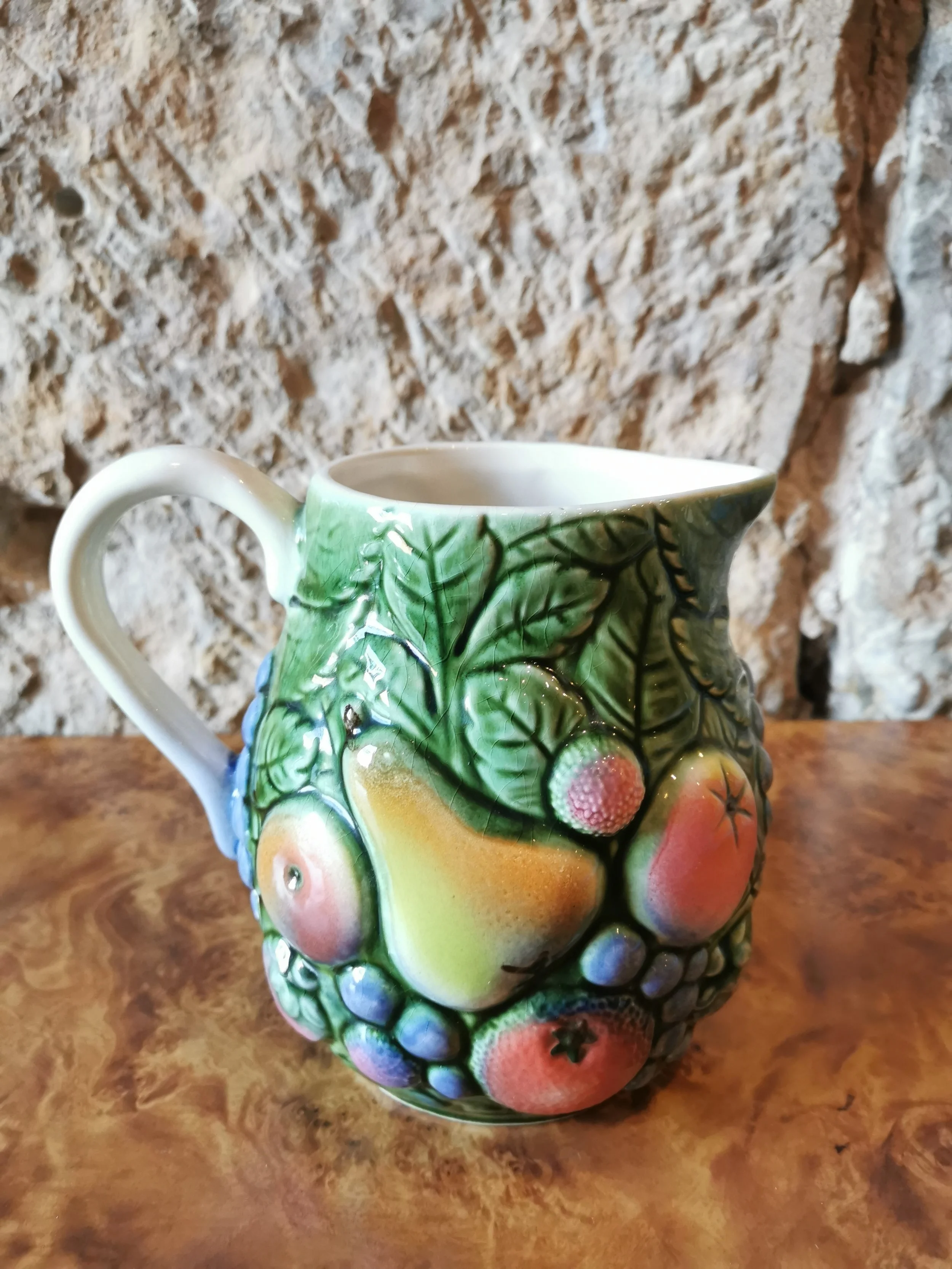 pichet-vintage-ceramique-fruits-relief-barbotine.jpg