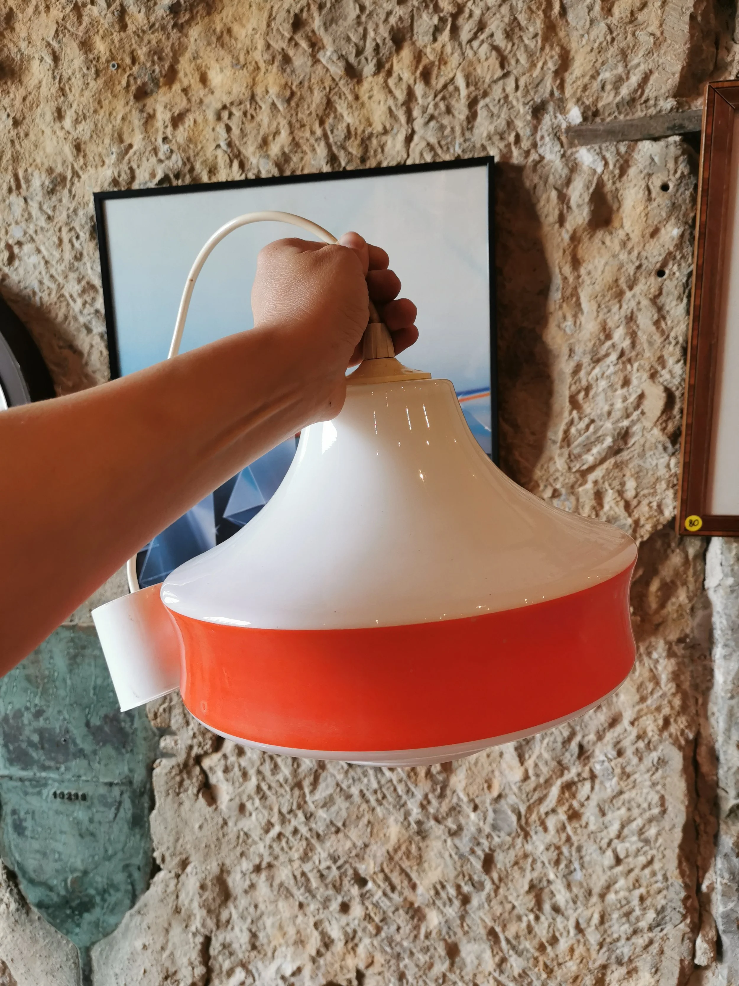 suspension-vintage-verre-opalin-blanc-orange-annees-70.jpg