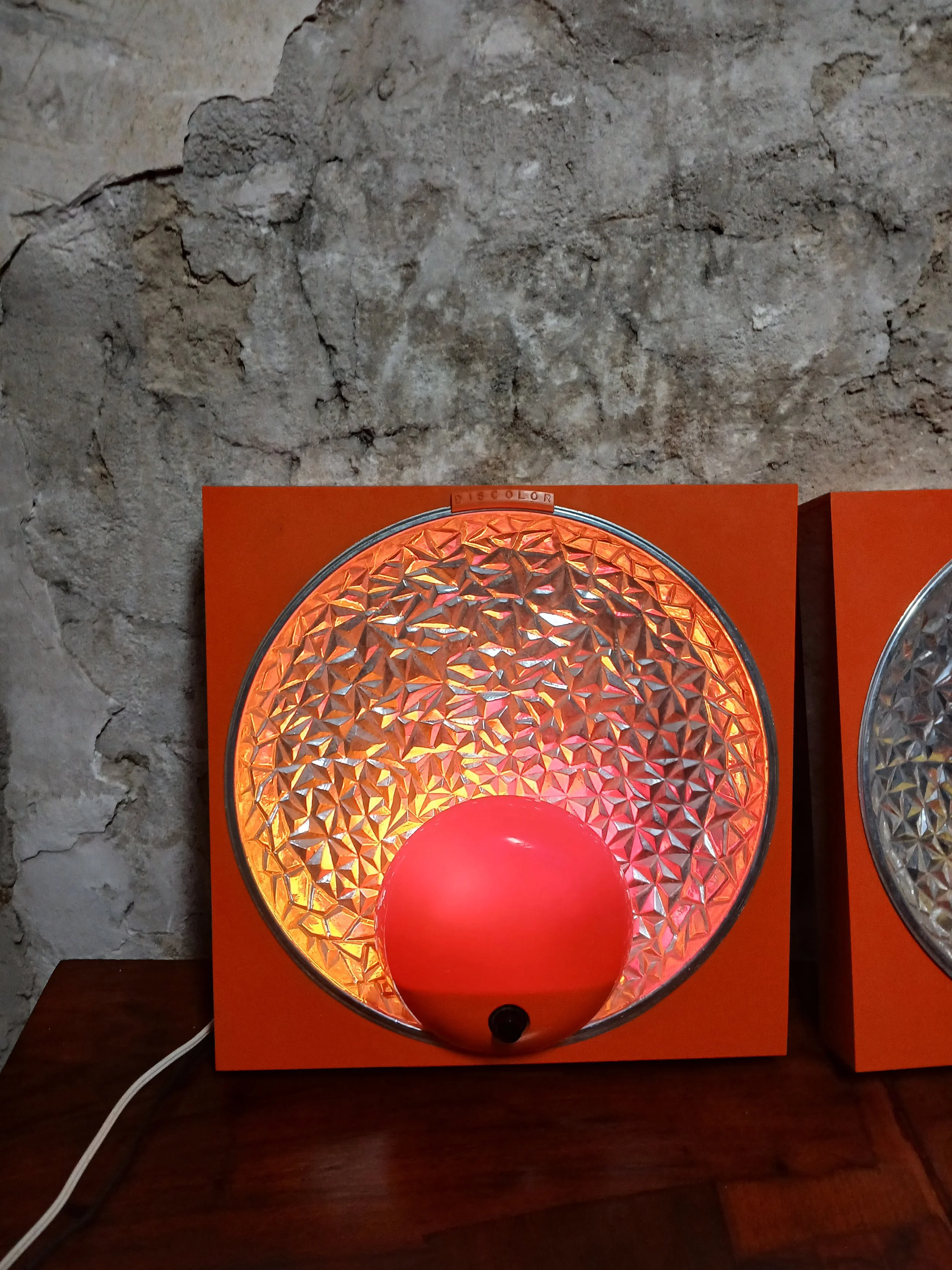 paire-appliques-murales-vintage-orange-circa-texture.jpg