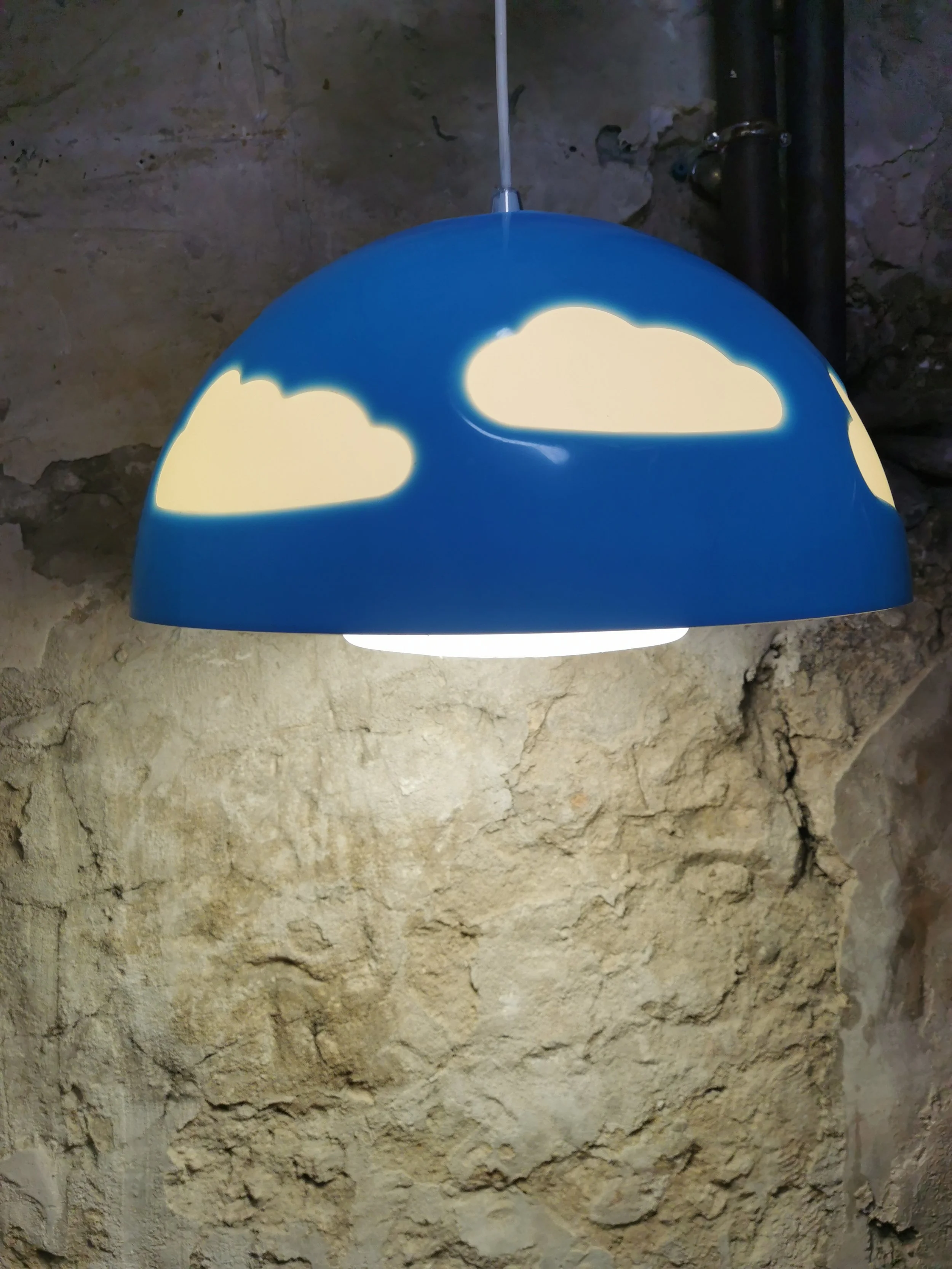 Suspension-vintage-bleue-nuages-luminaire-retro-pop-ikea.jpg