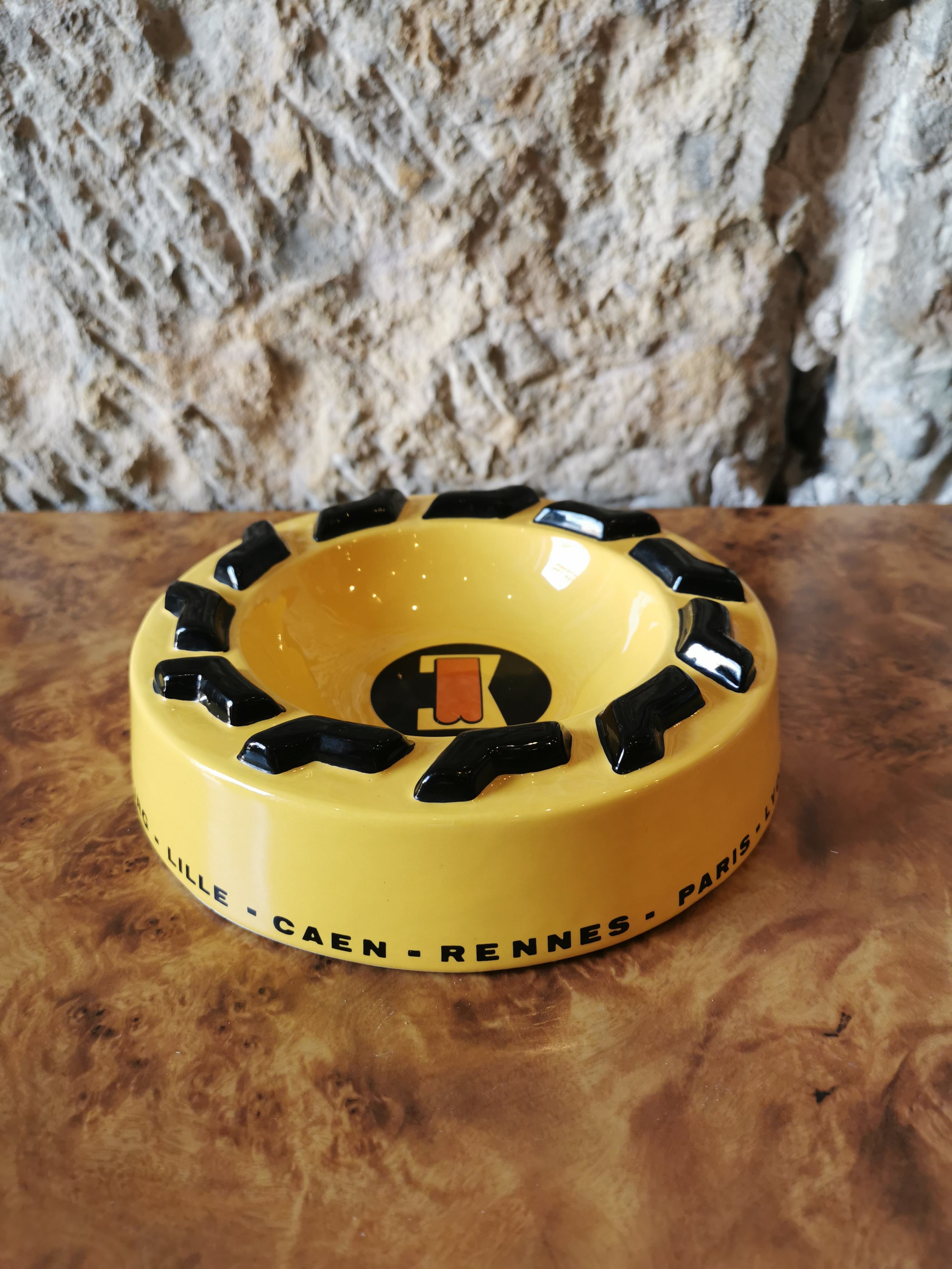 cendrier-publicitaire-ceramique-jaune-vintage.jpg