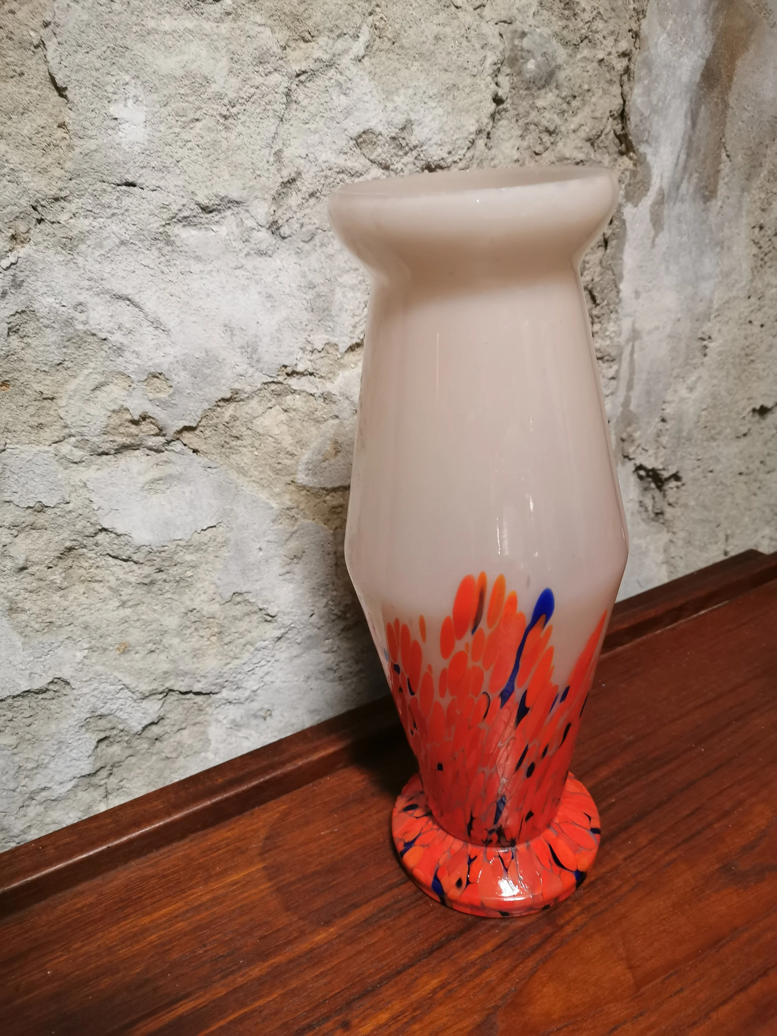 vase-verre-opalin-decor-rouge-bleu-art-deco.jpg