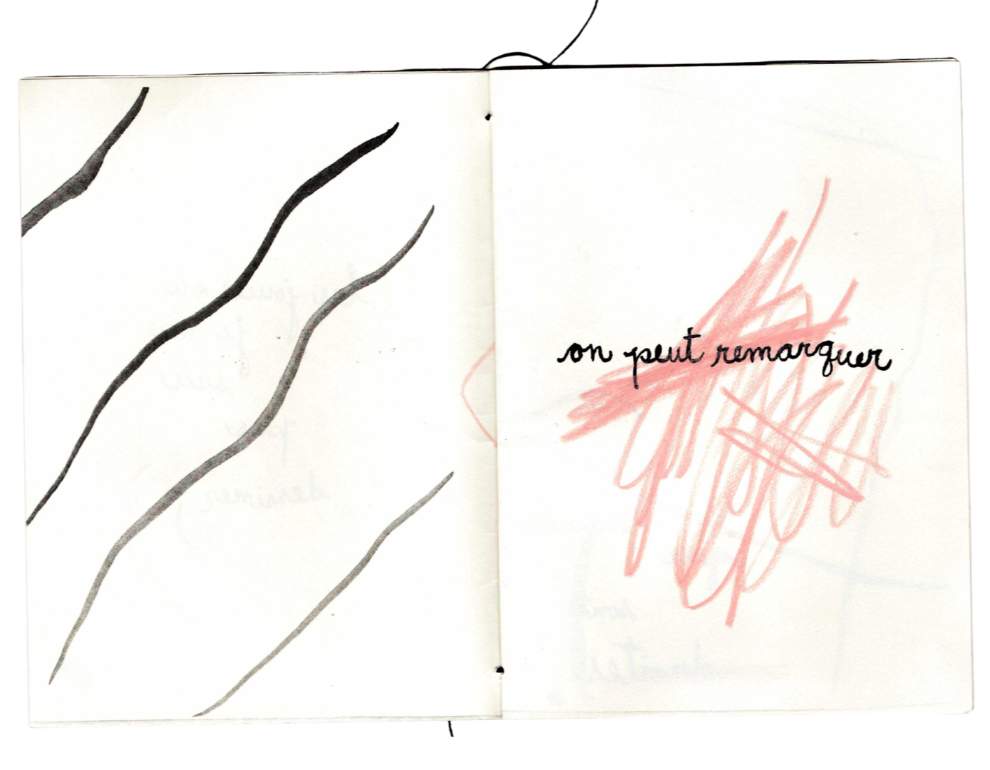Dessin avec des lignes noires ondulées sur la page de gauche et un texte 'son peut remarquer' écrit à la main, avec des traits rouges en arrière-plan sur la page de droite.