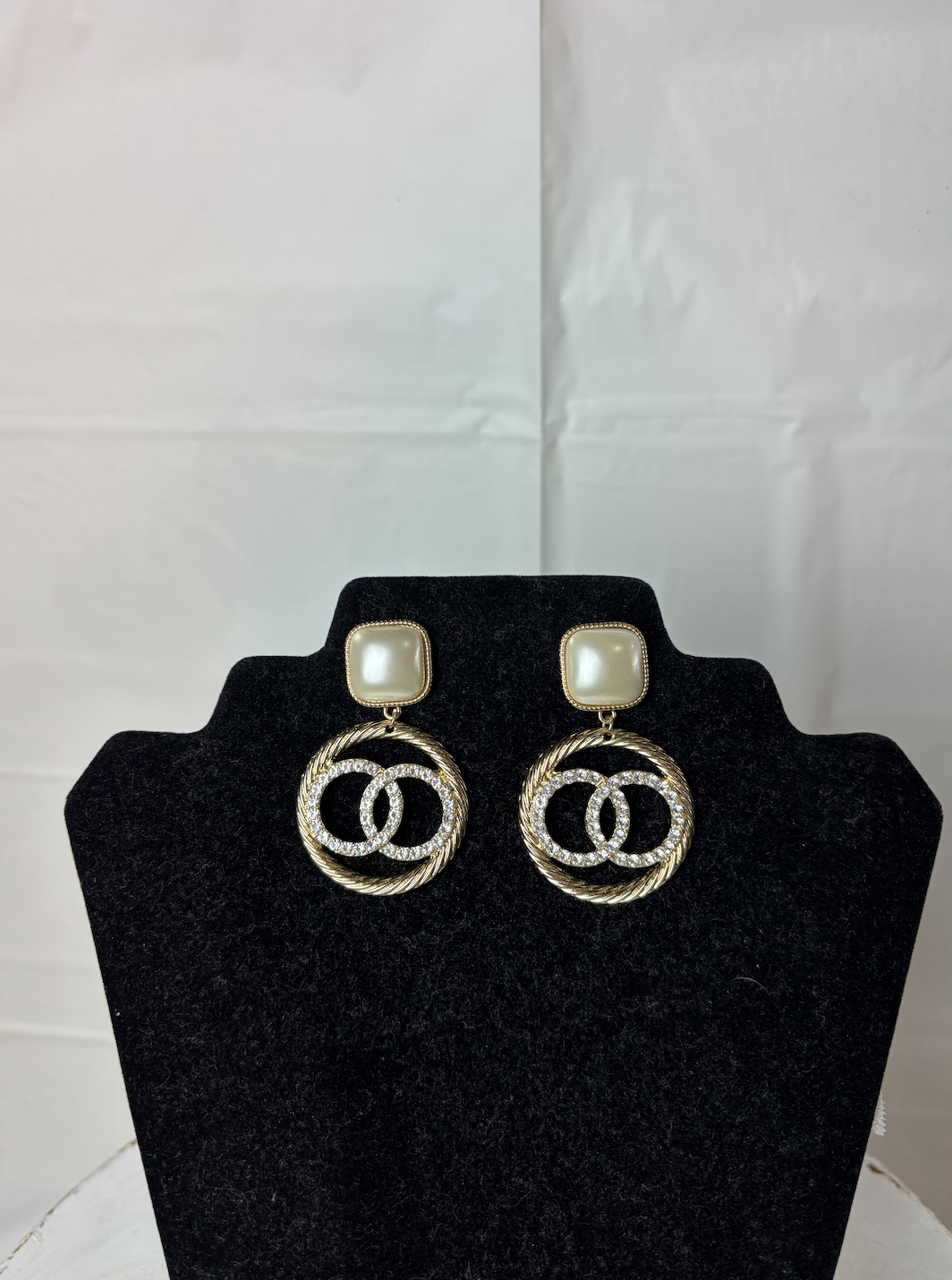 Gold pearl and diamond earring