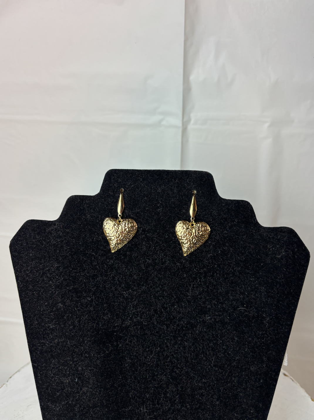 Gold heart pendant earring