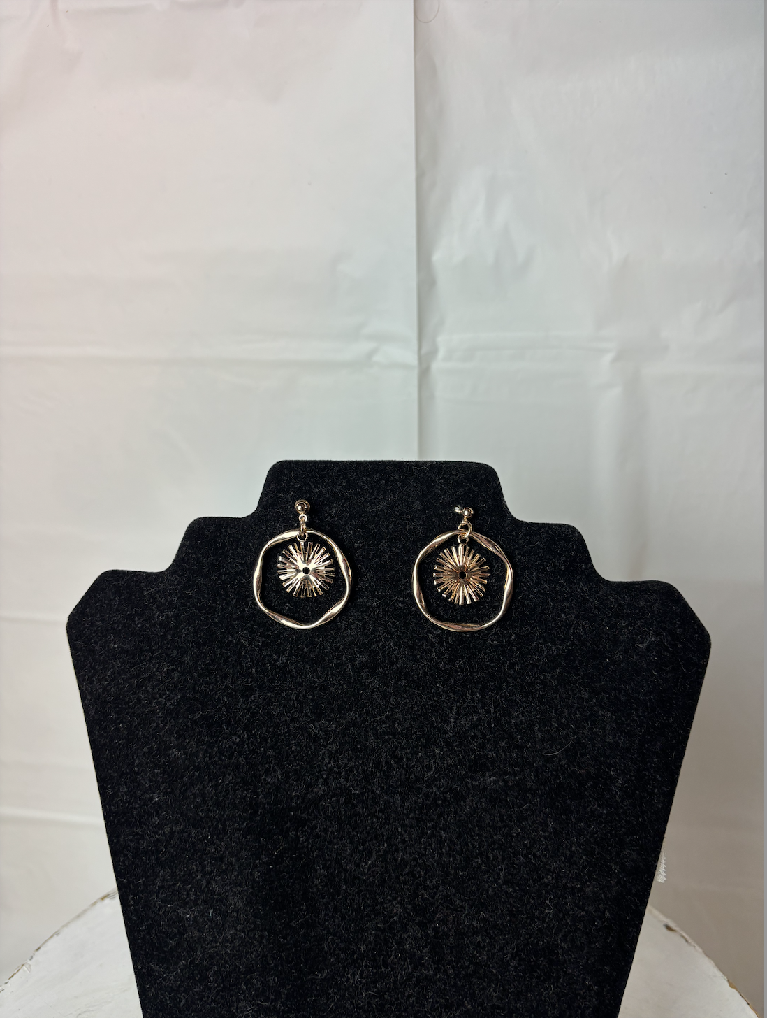 Gold blooming earring