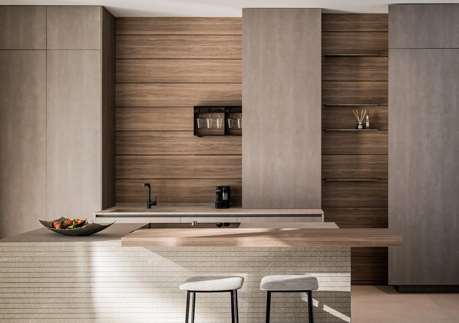 Cocina moderna con mostrador de granito y barra con dos taburetes, paredes de madera y ladrillo en tonos neutros, incluyendo una cafetera y un florero decorativo.