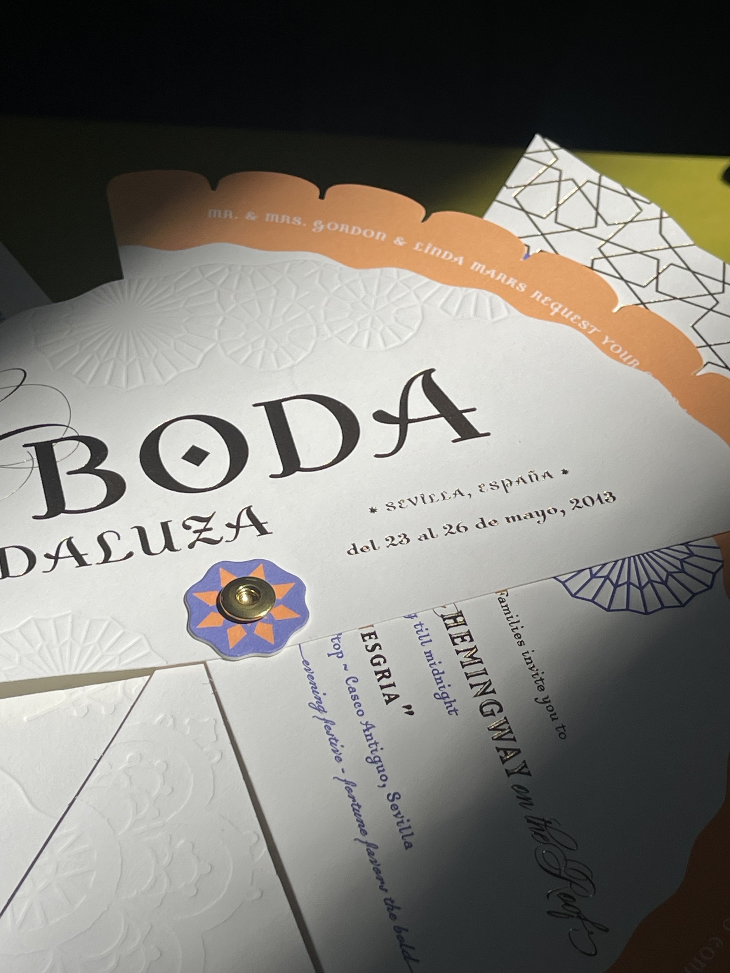 Wedding invitation with decorative scalloped edges and geometric patterns, announcing the wedding of Daluz Boda to Sevilla, Spain, from May 23 to May 26, 2013.