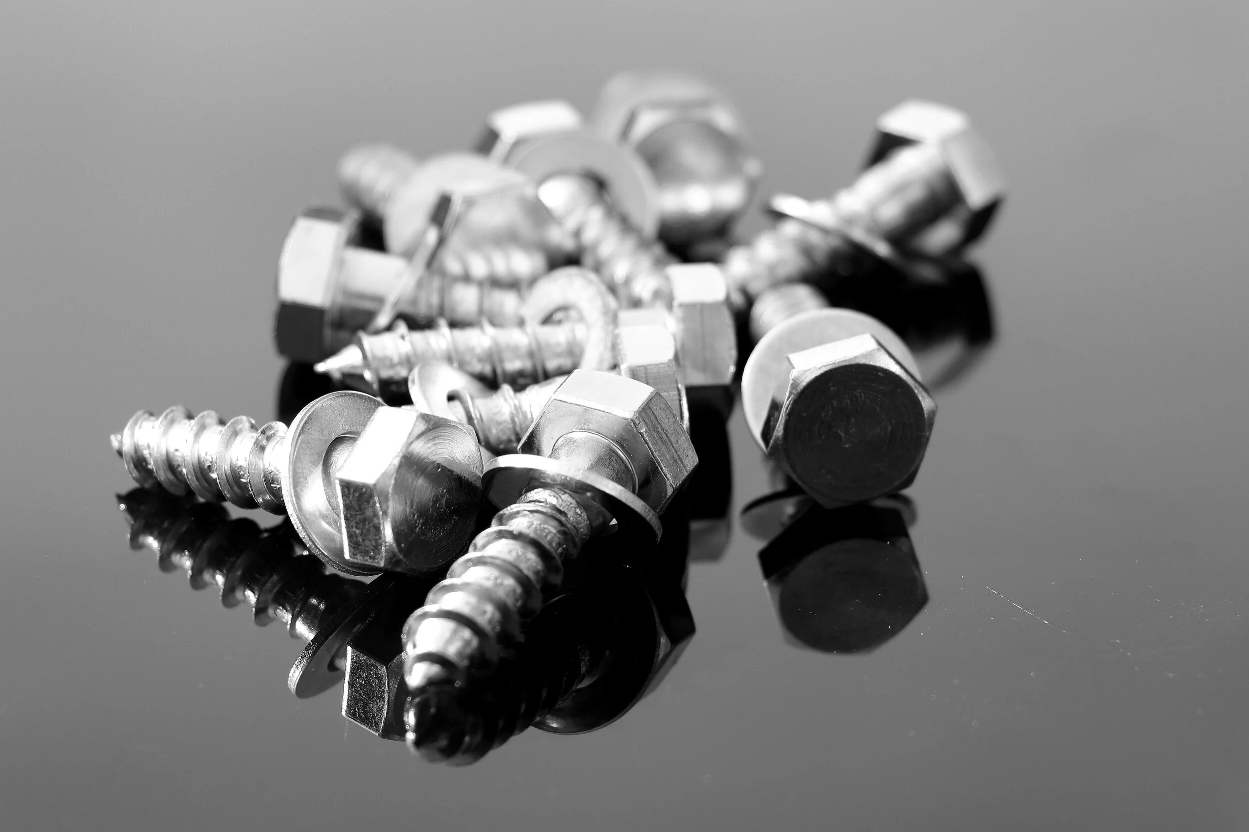 black-and-white-reflection-screw-259968.jpg