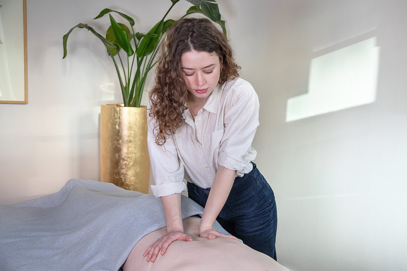 Anna Jöbsch behandelt den Rücken.